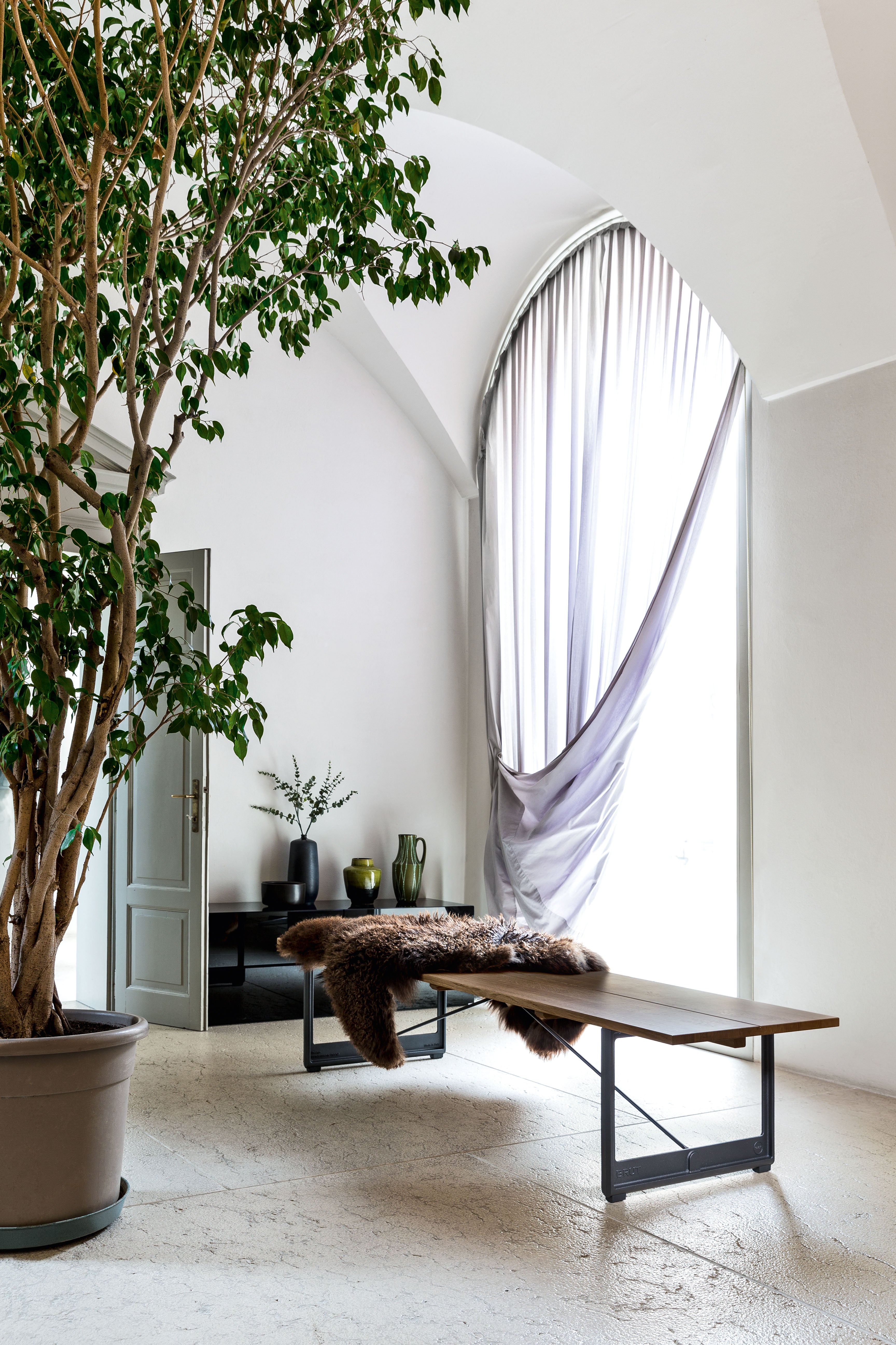 Lavica BRUT z dubového dreva s červeným podstavcom