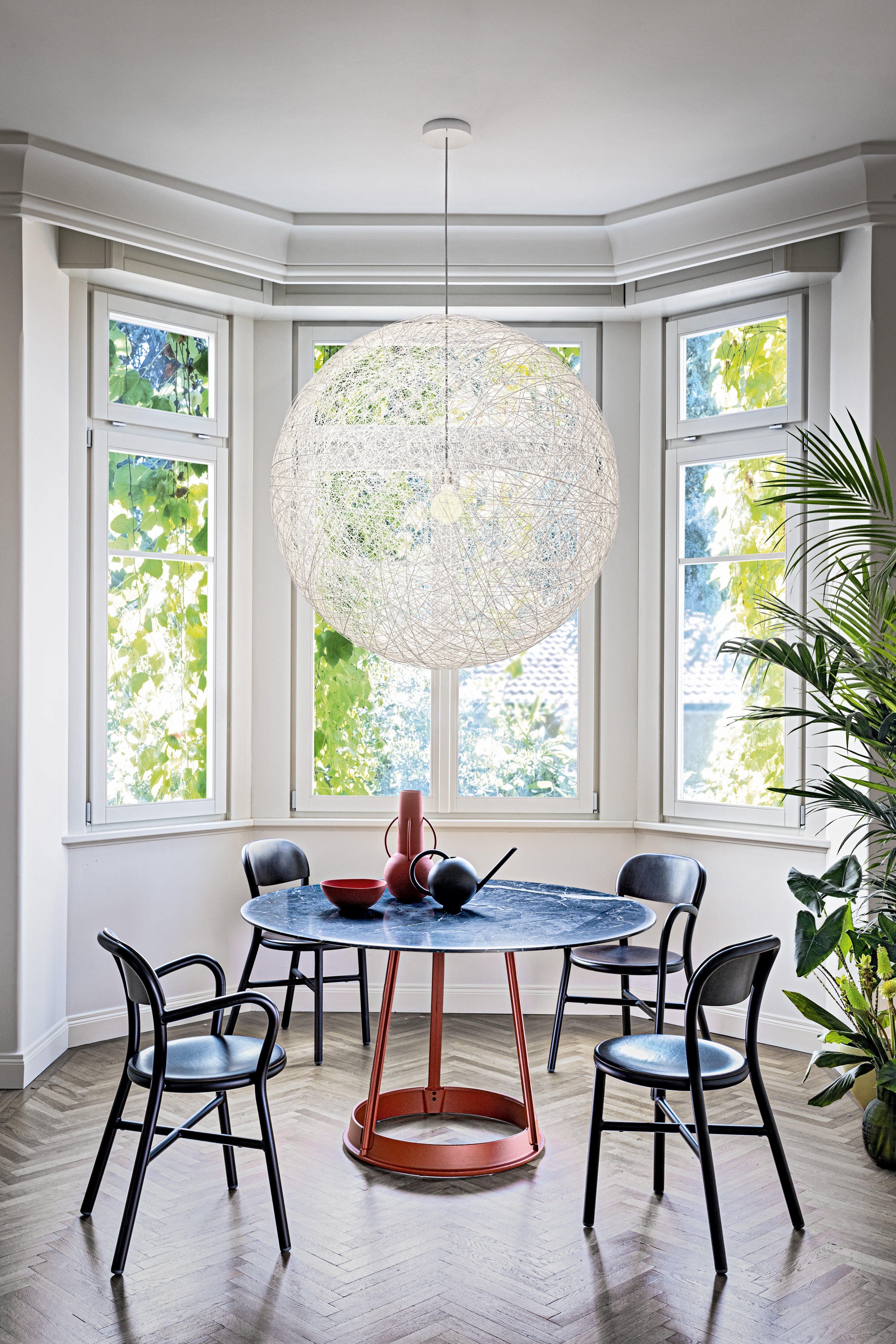 Round table BRUT white marble with red base