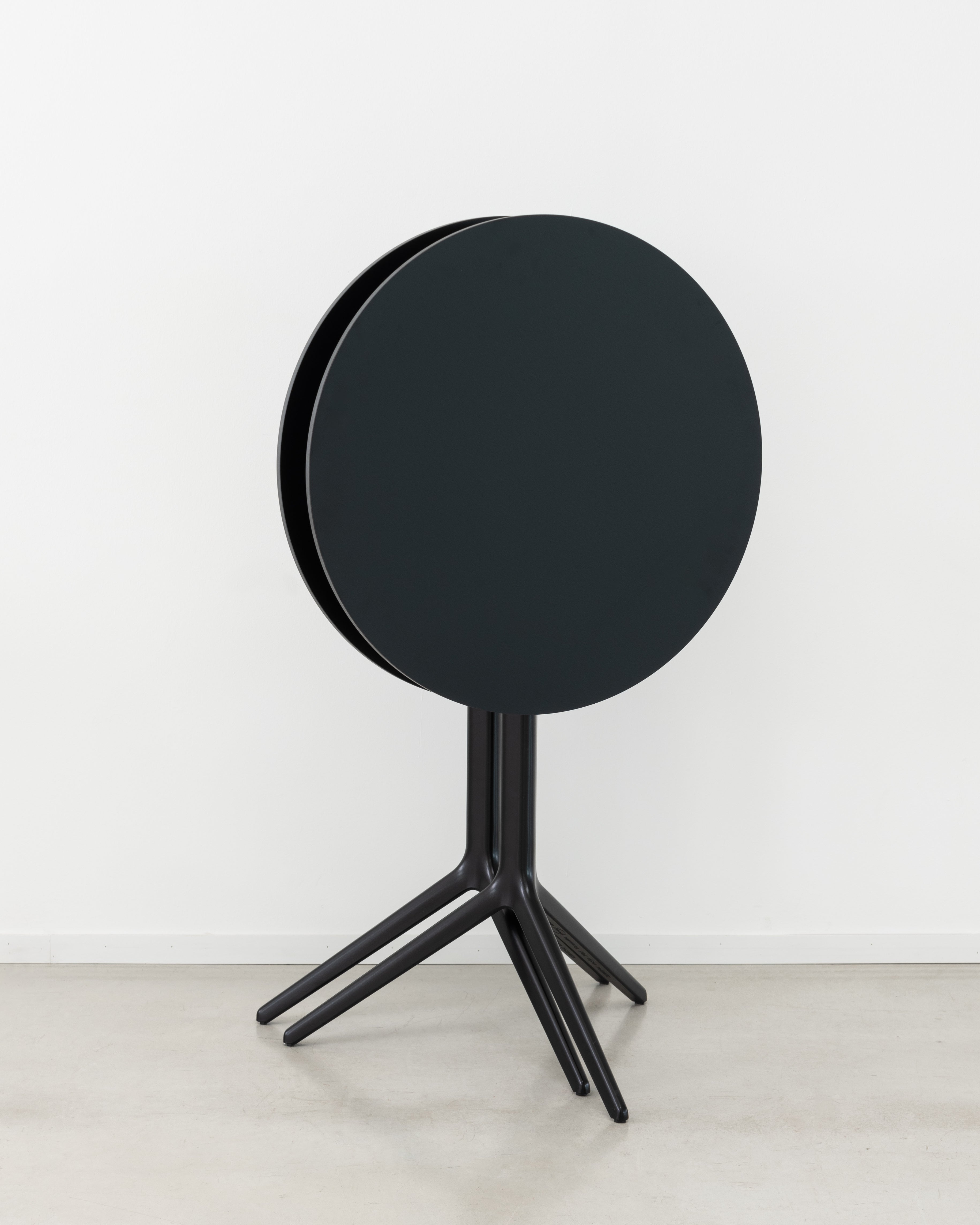 Okrúhly skladací stôl CENTRAL z lešteného hliníka