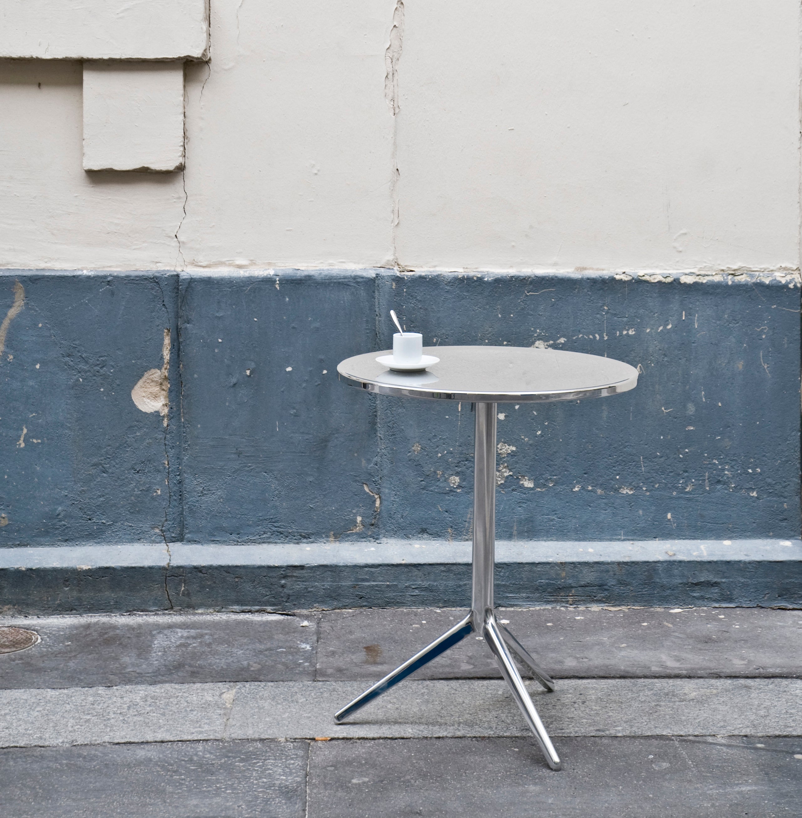 Okrúhly skladací stôl CENTRAL z lešteného hliníka