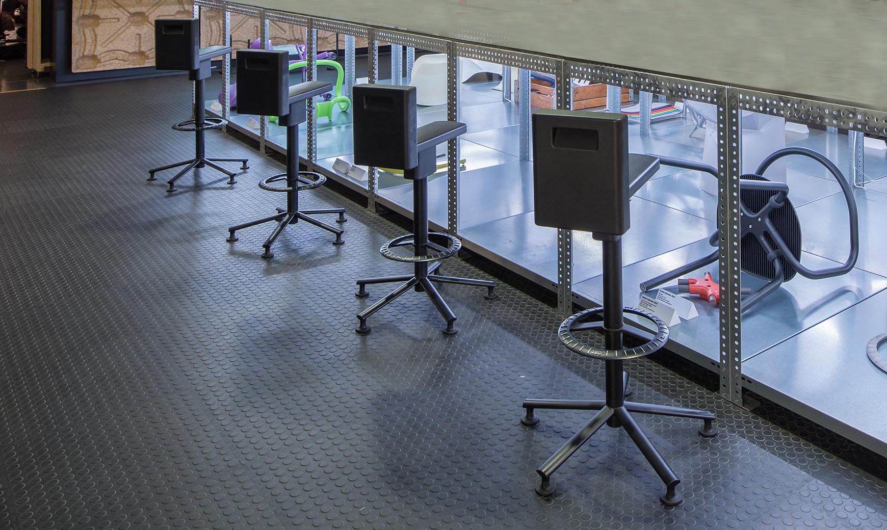 Hodvábne vysoké otočné kreslo 360° čierne