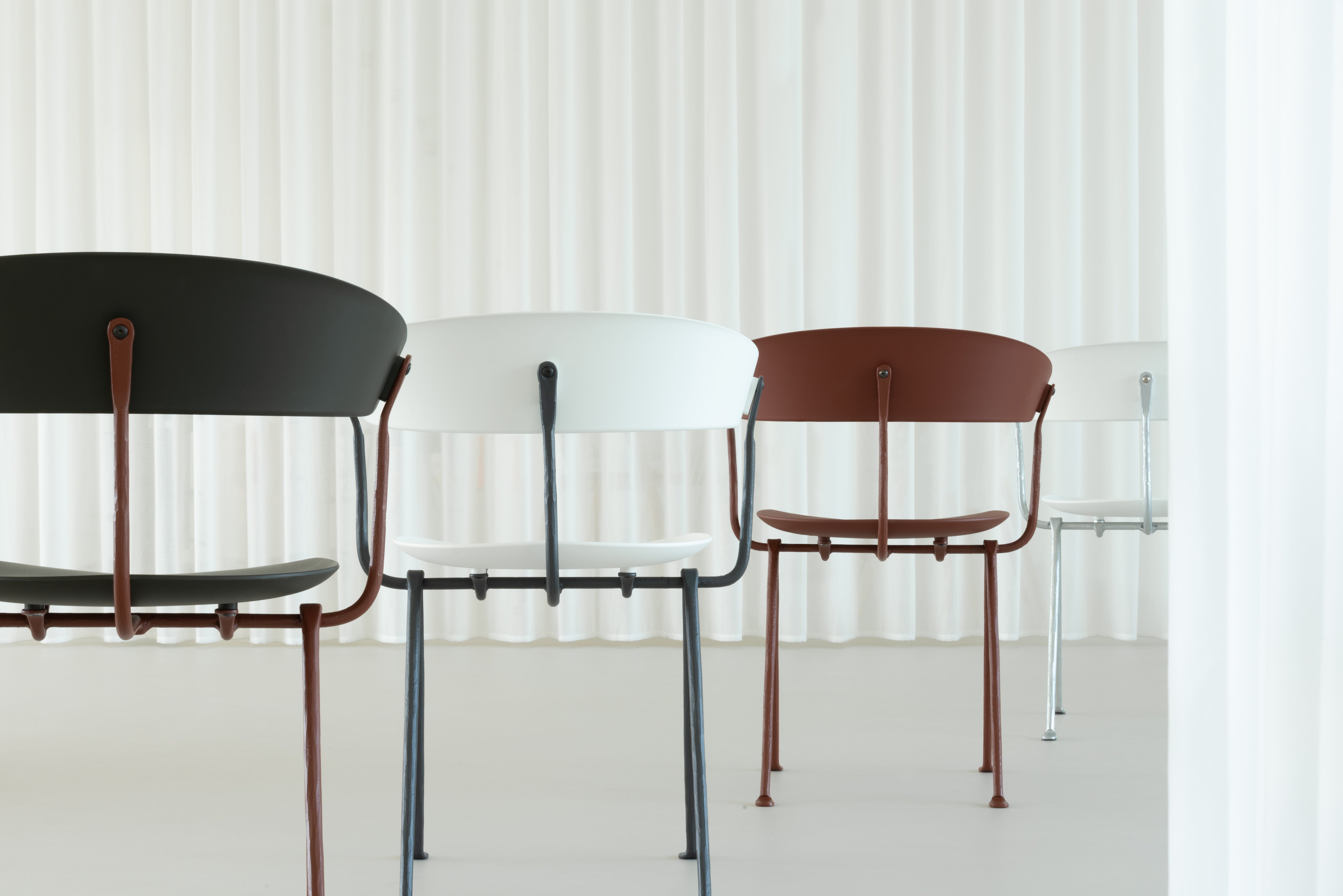 OFFICINA chair with a brown base and a white seat