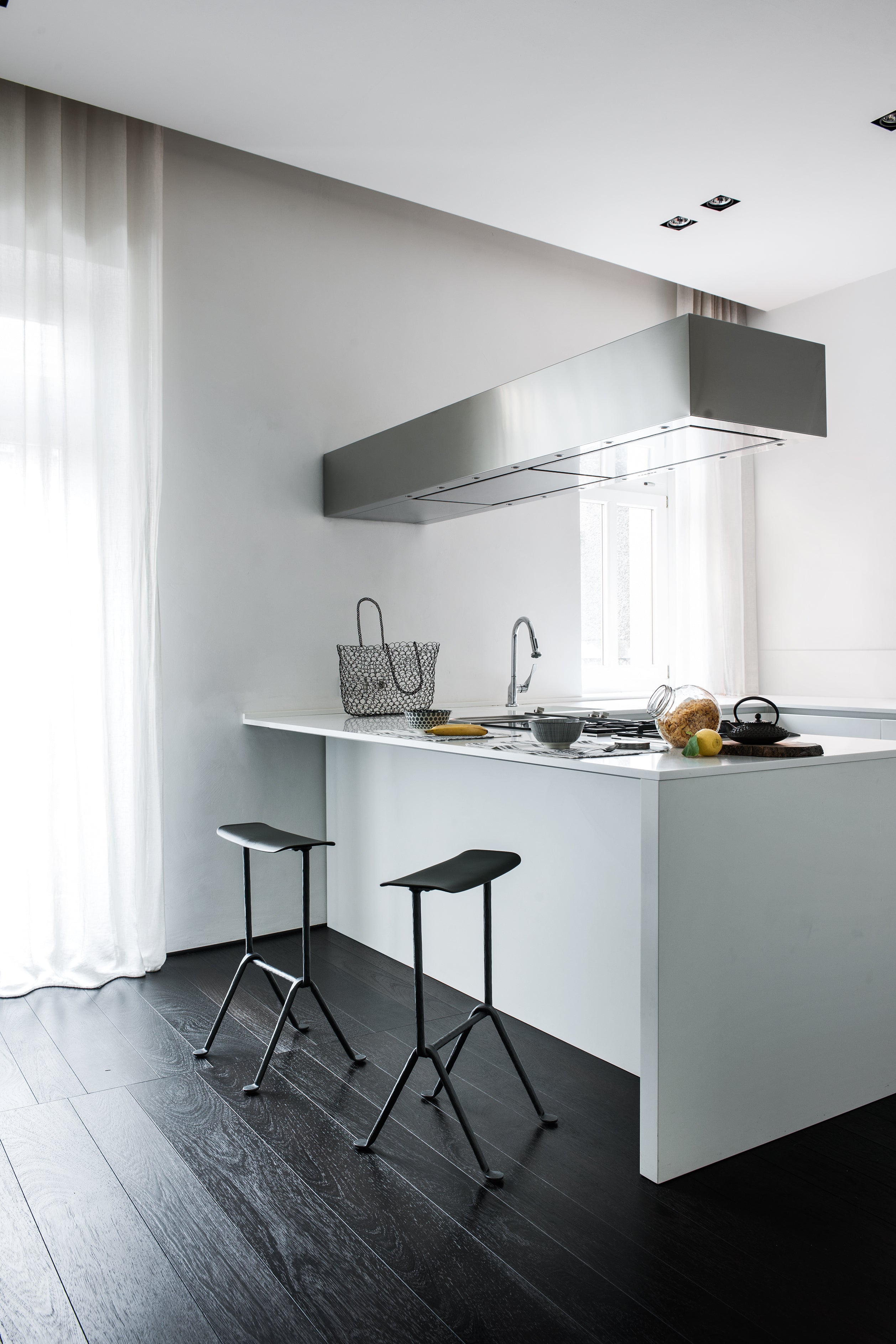 Barový stôl OFFICINA s kovovou základňou a kovovým sedadlom