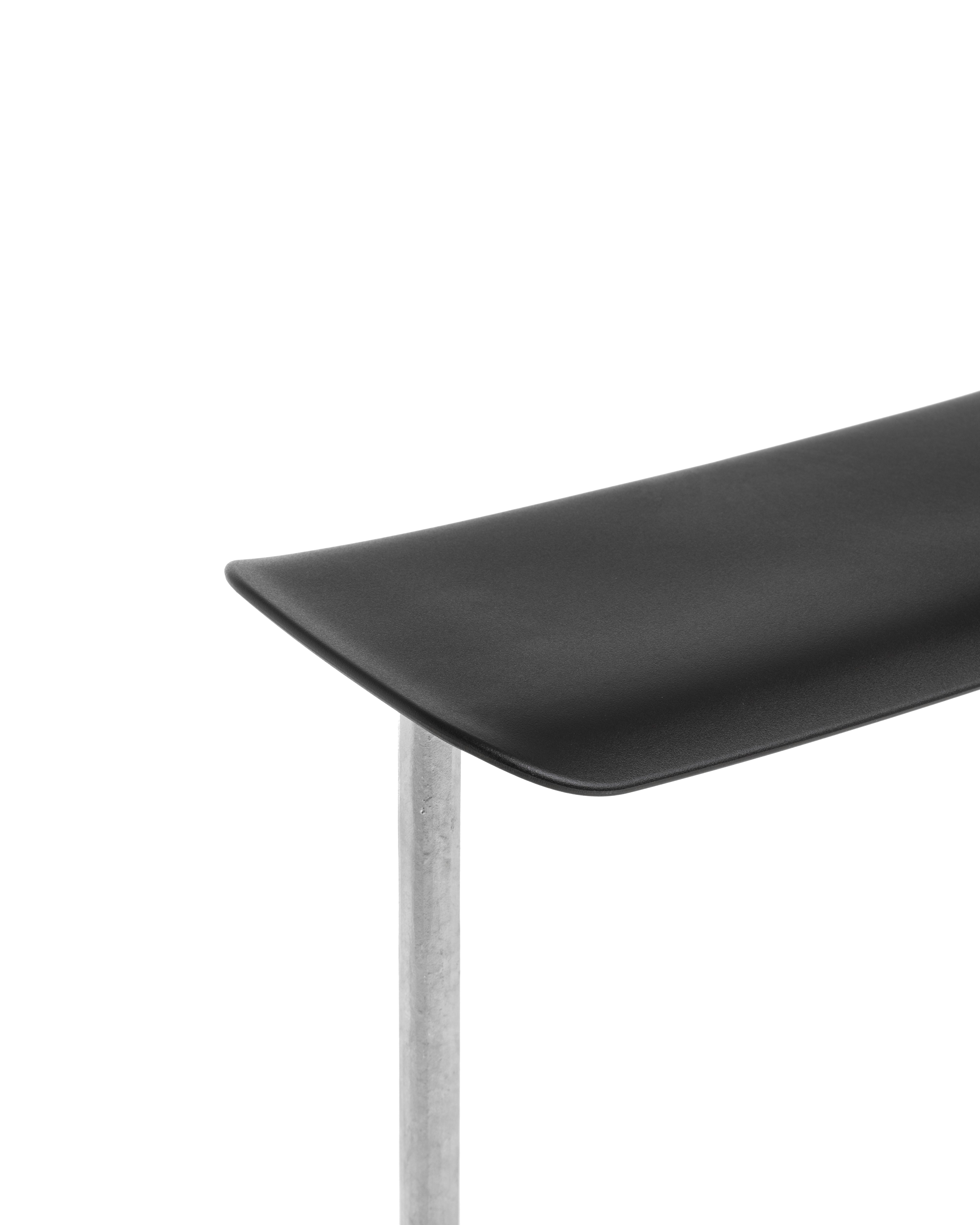 Barový stolička OFFICINA s kovovou základňou a čiernym koženým sedadlom