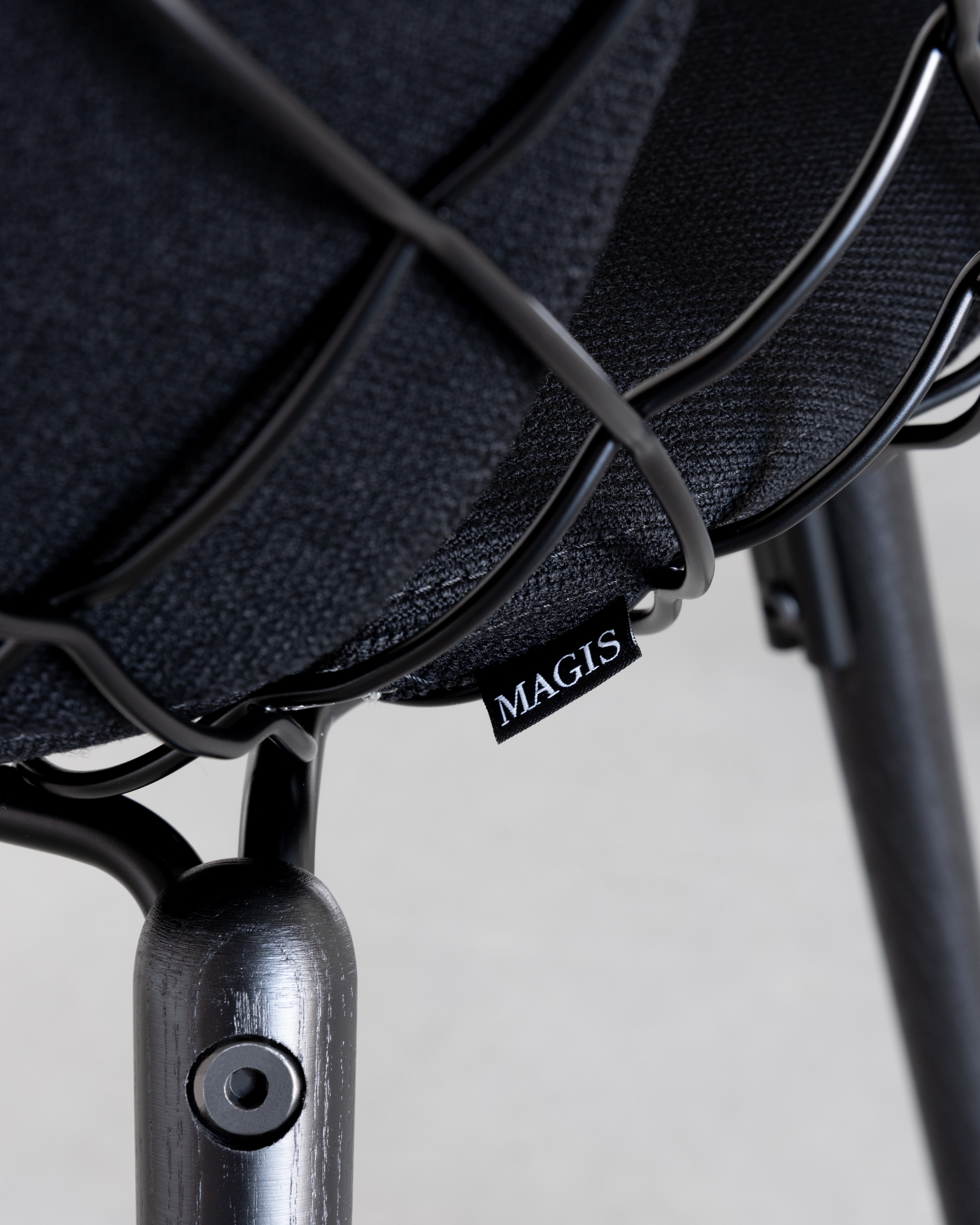 PIÑA chair in white with an ash base