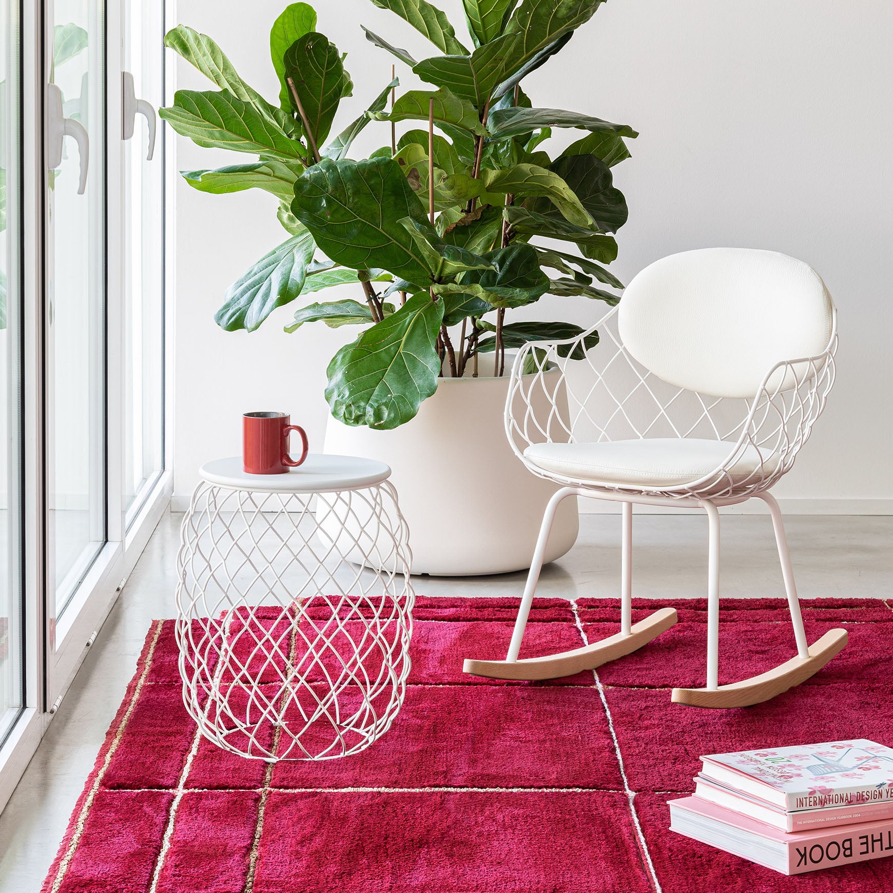 PIÑA rocking chair in black with an ash base