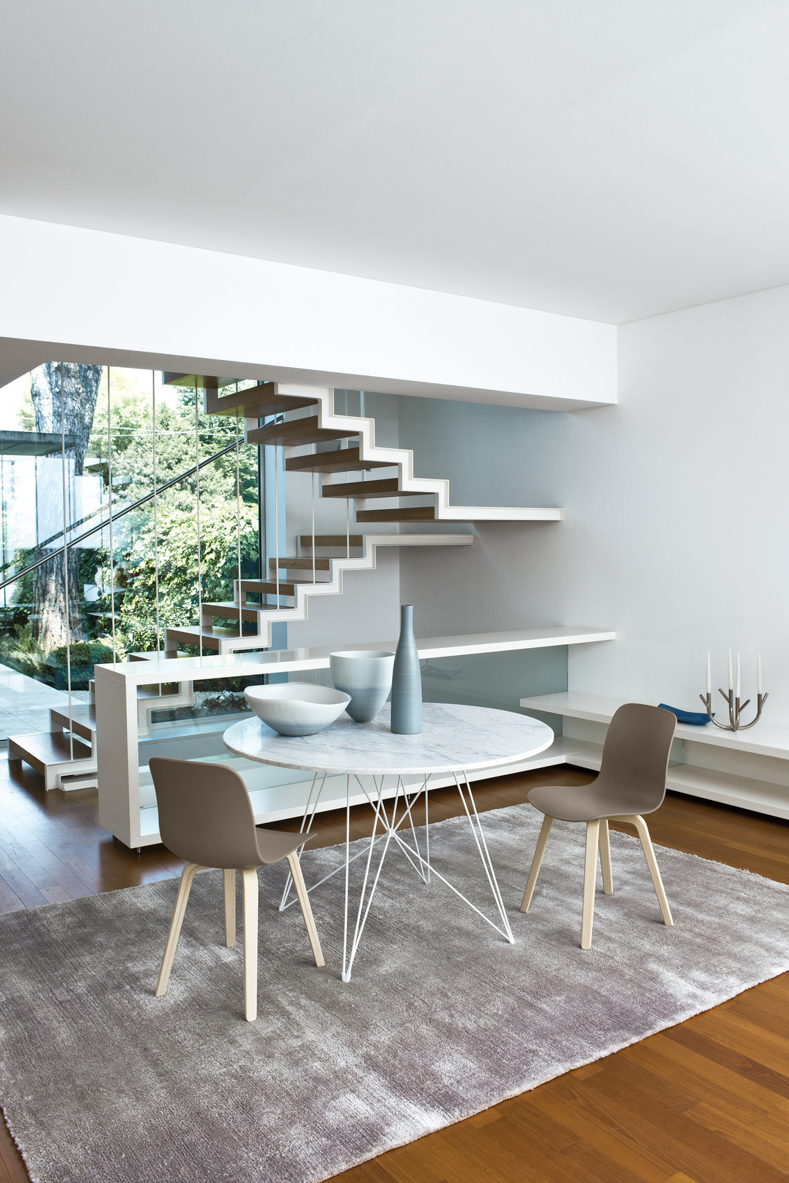 Round table XZ3 white marble with a gold base