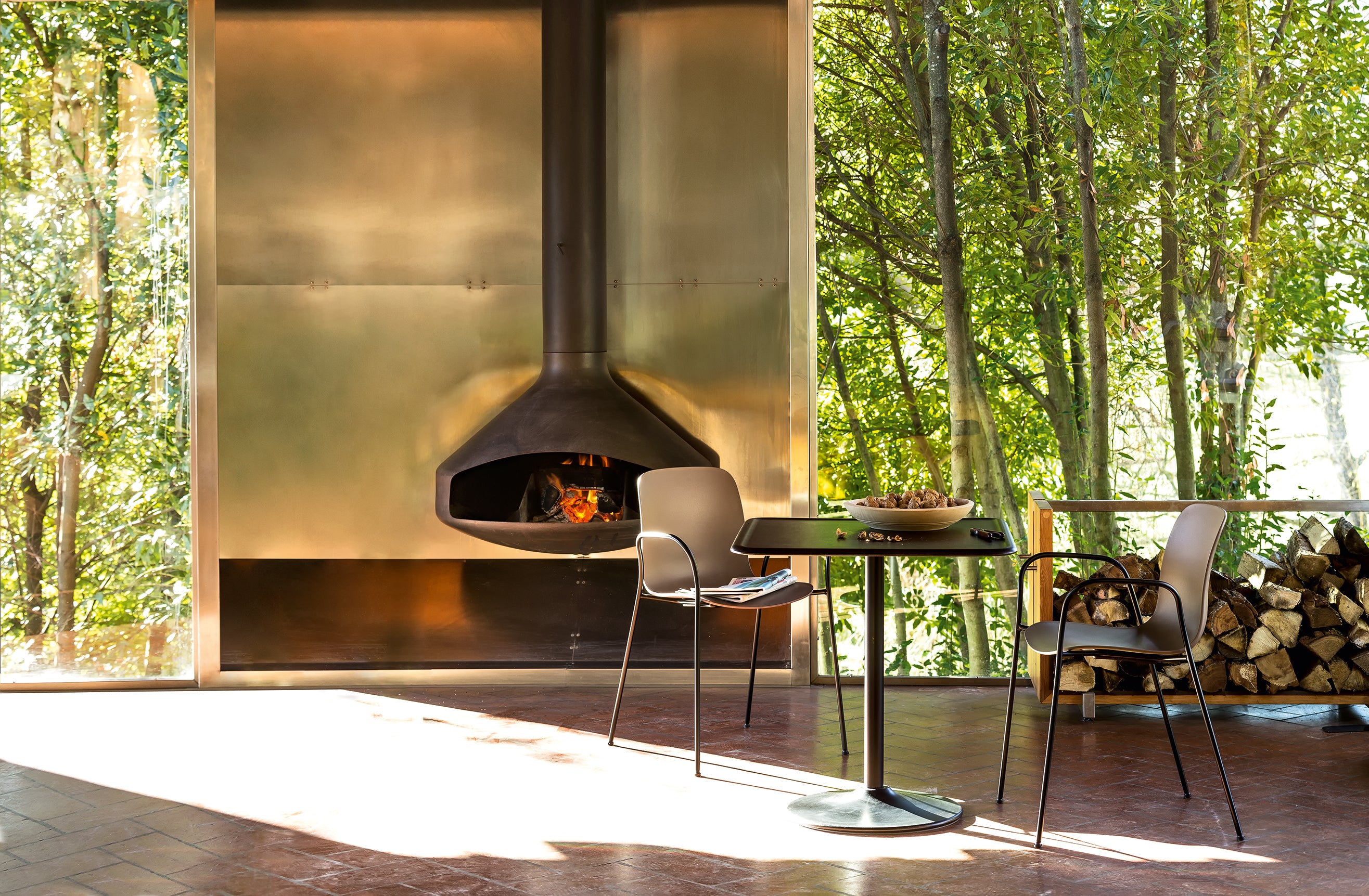 Stolička SUBSTANCE čierna s kovovou základňou