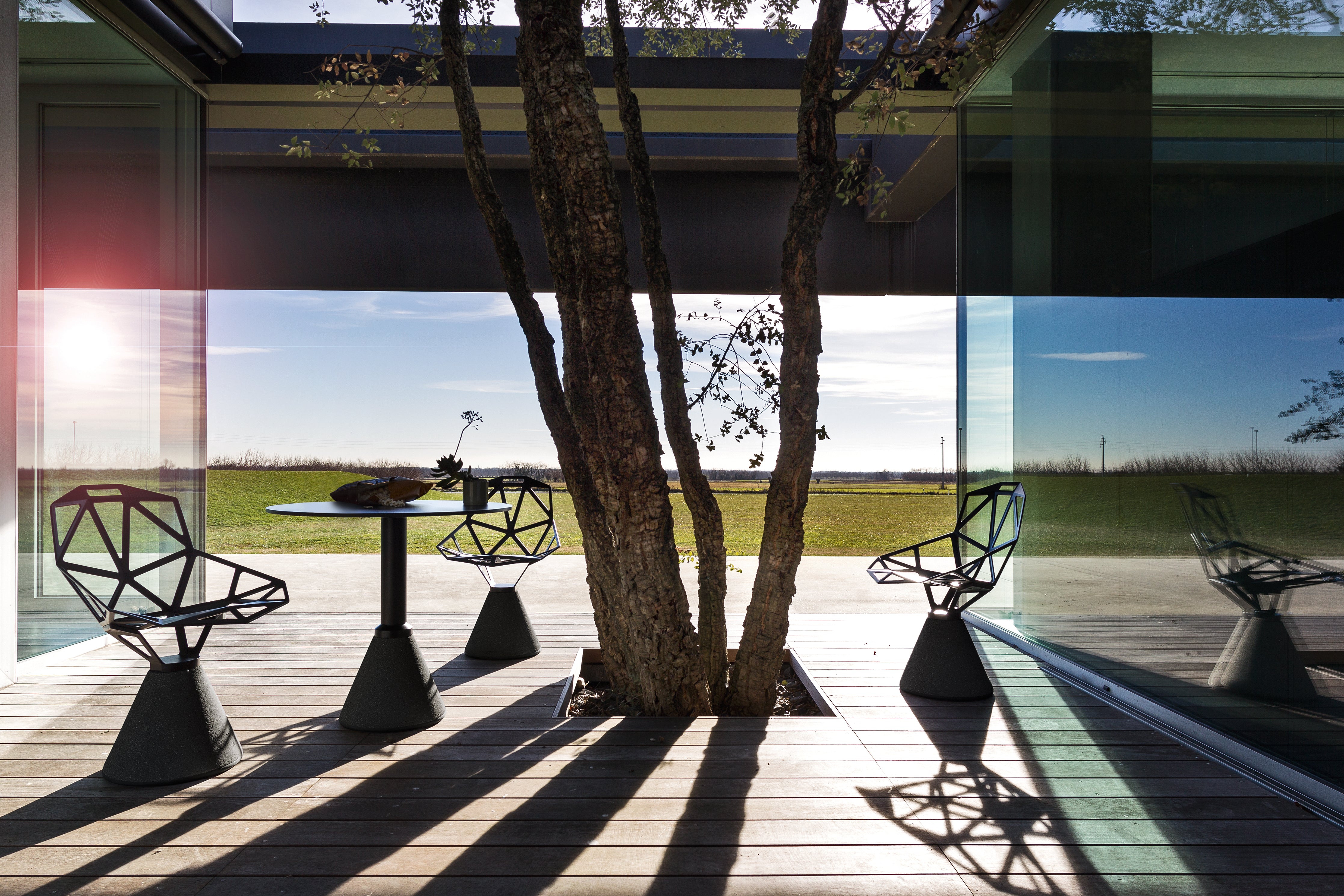 Round outdoor table TABLE_ONE BISTROT black with a dark concrete base