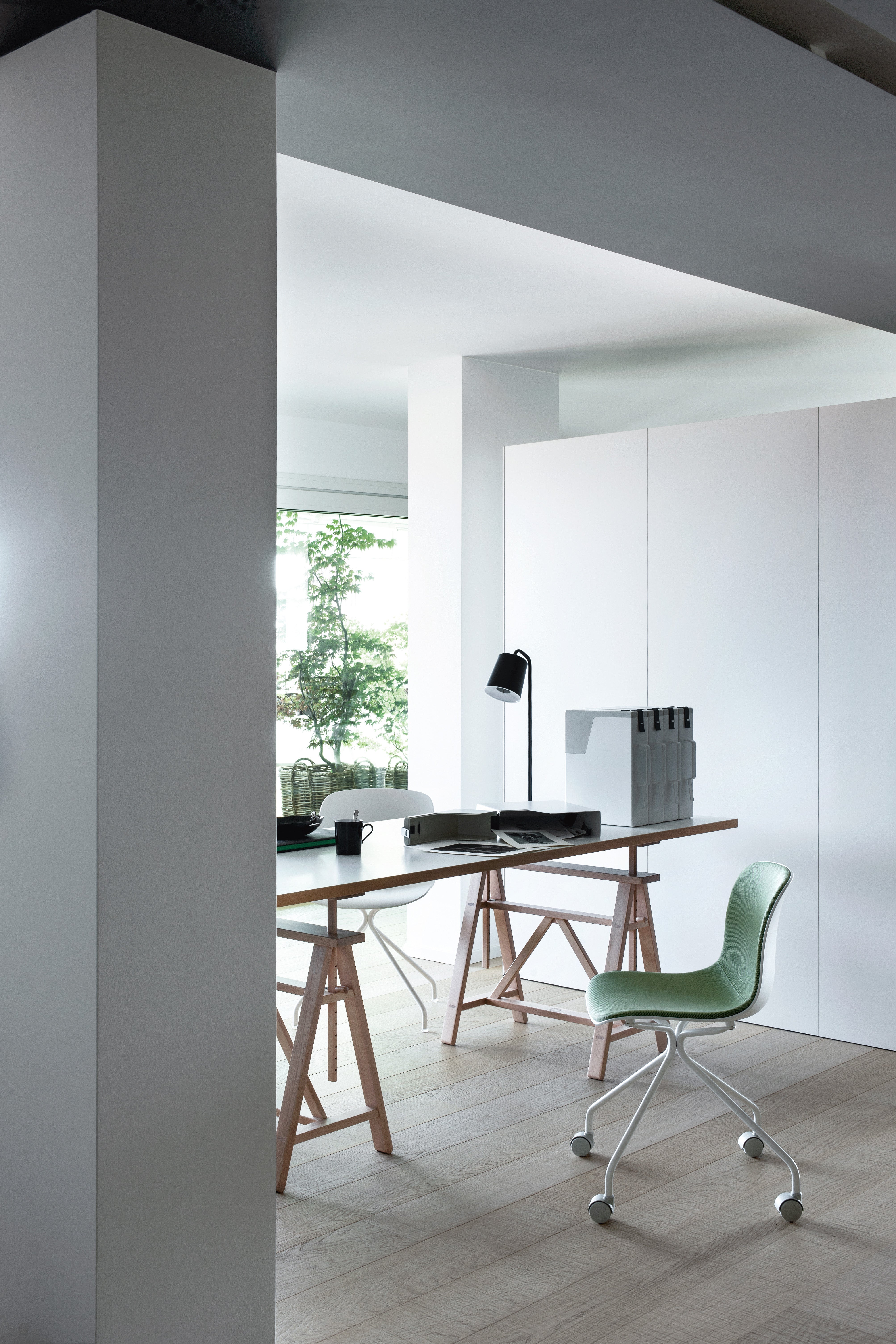 TEATRO adjustable table with a white top and wooden base