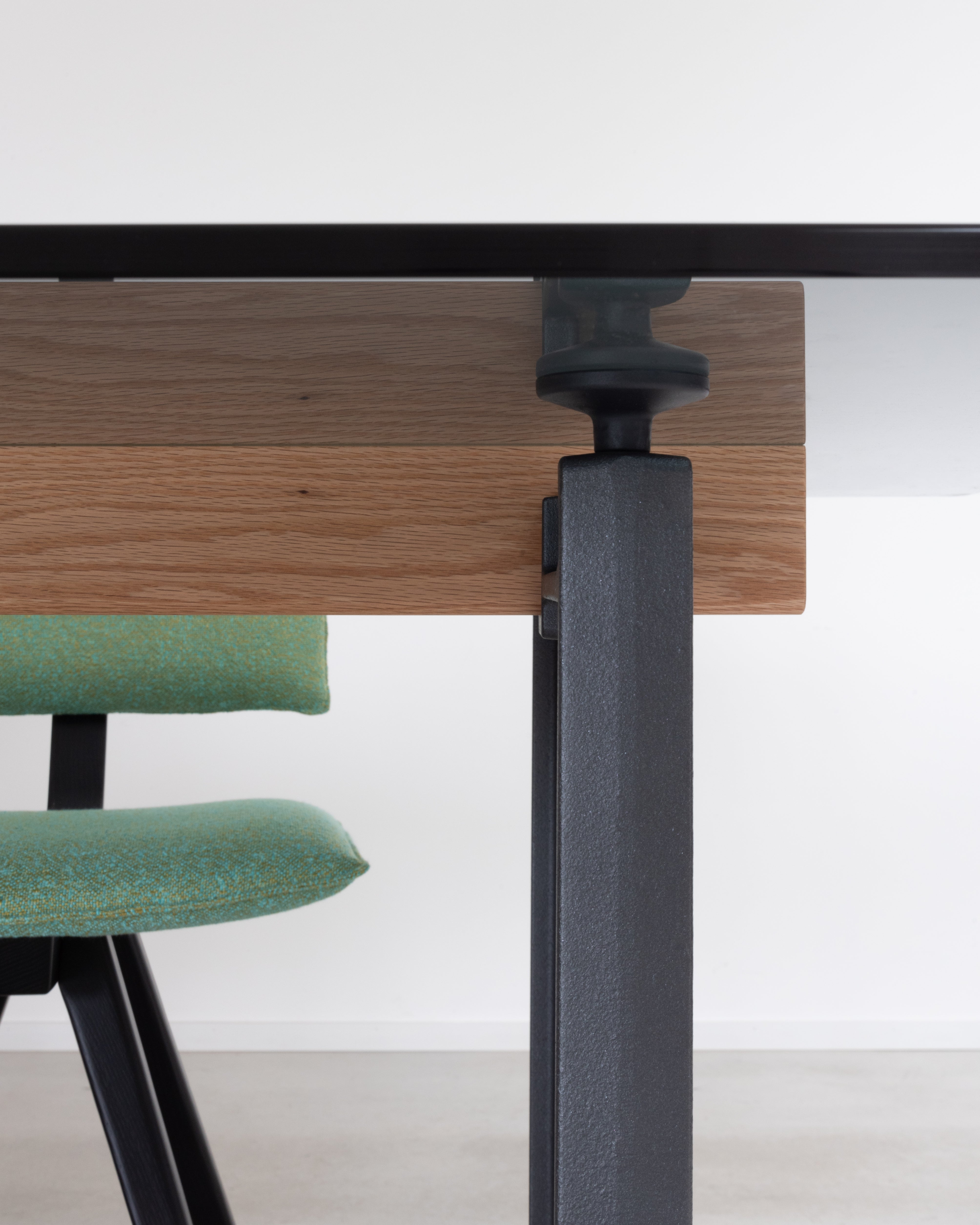 Stôl BRUT tyrkysová základňa