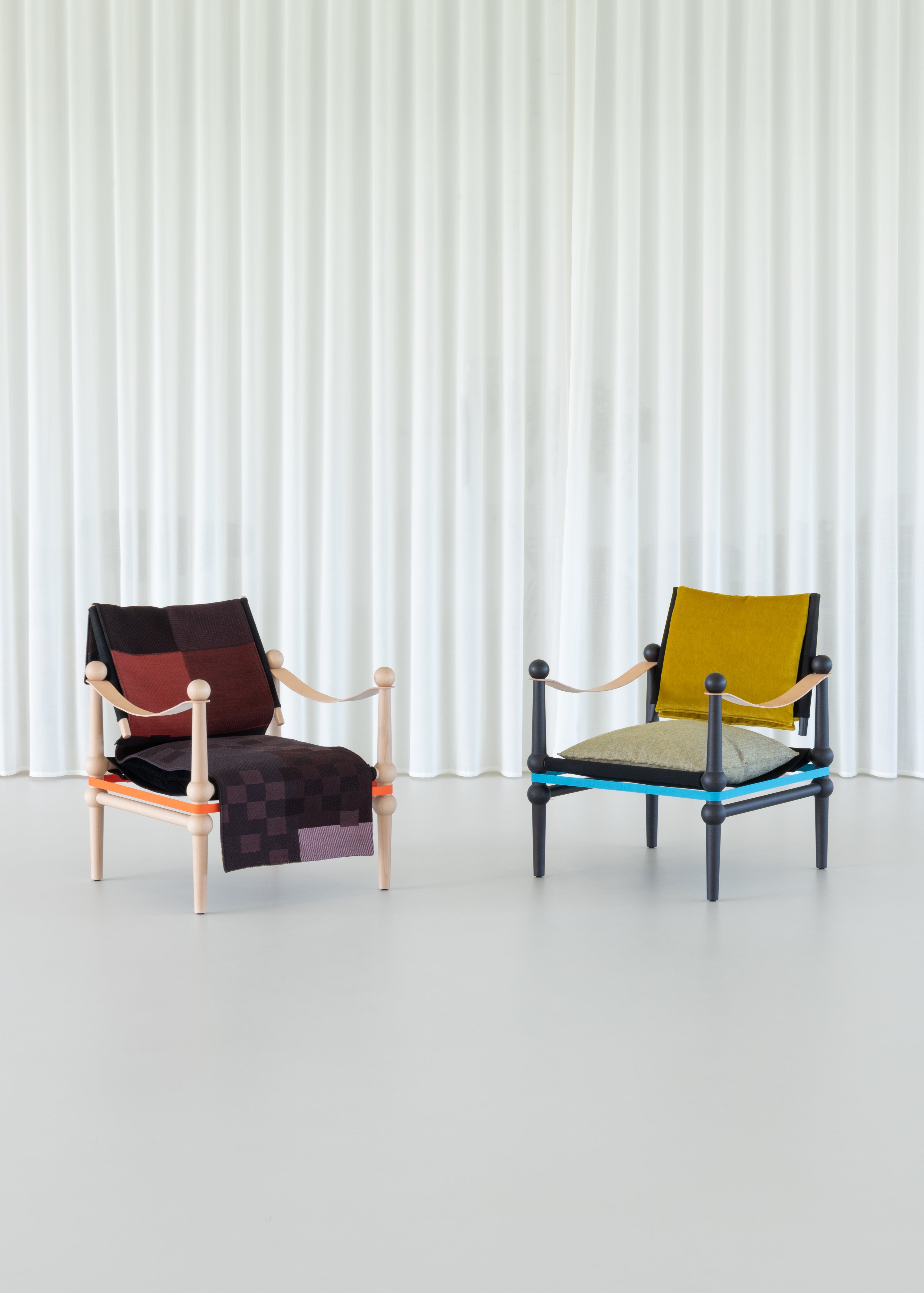 Fotel z kocem TWAIN hnedo-modrý s čiernym bukovým podstavcom