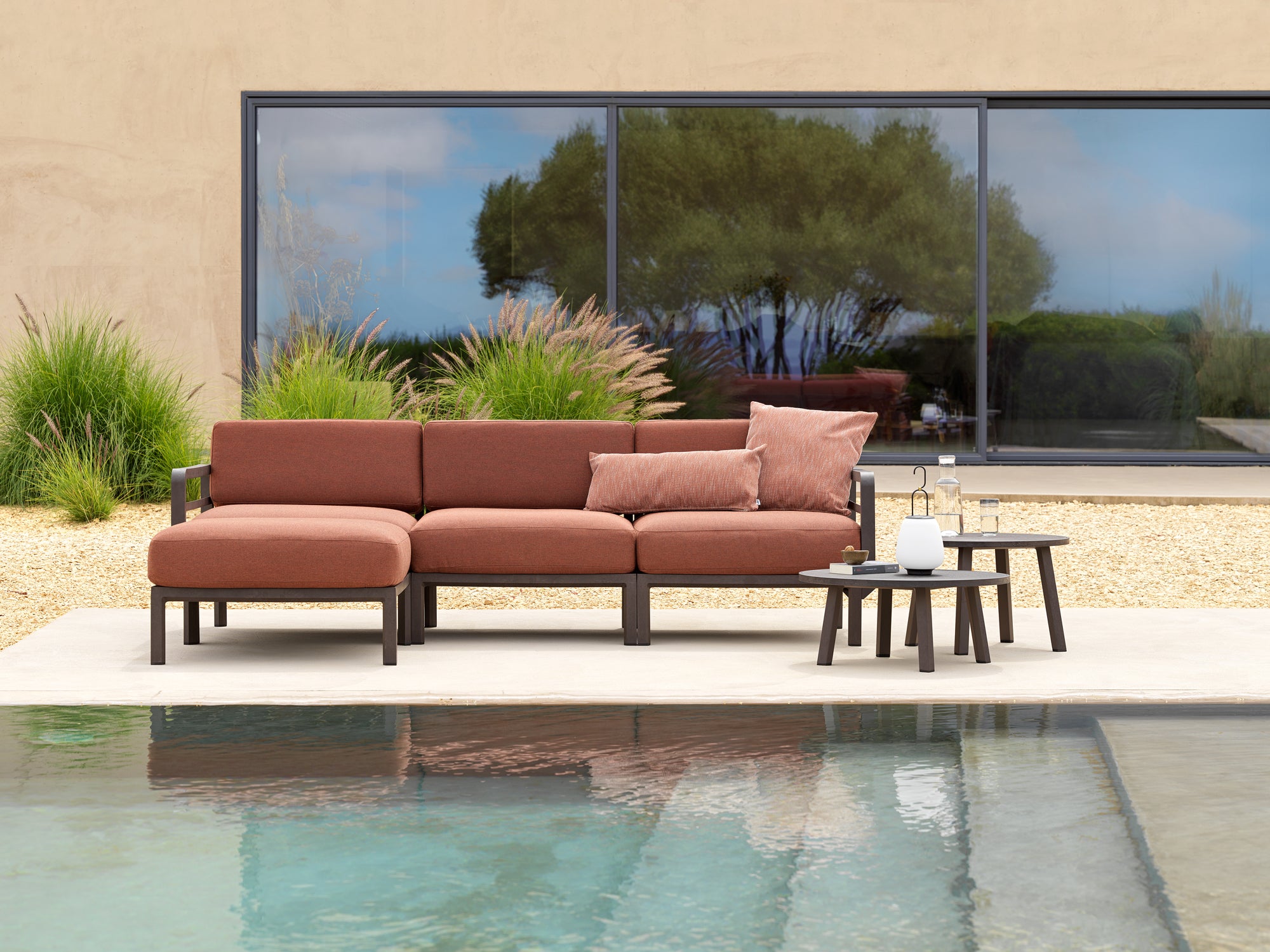 Exteriérový puf MAXIMO v škoricovej farbe s grafitovým podstavcom