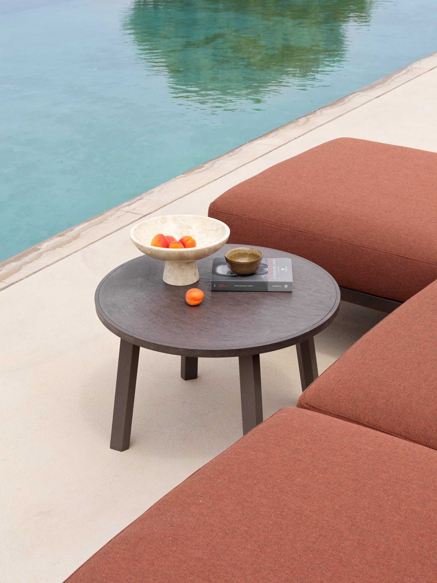 MAXIMO Round Outdoor Side Table in Earthy Brown