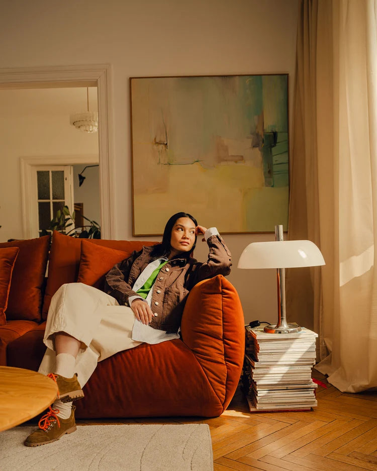 Sofa z jemného sametu pre 3 osoby s funkciou spania BLOOM v tmavohnedej farbe.
