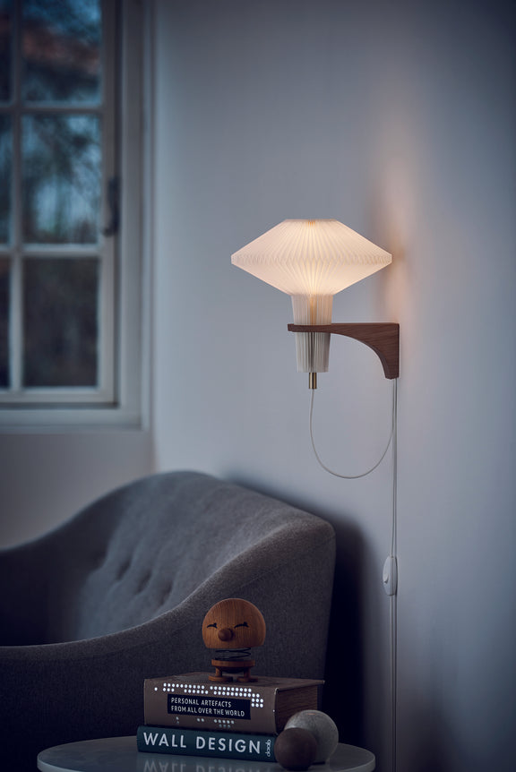 Nástenná lampa MODEL 204 HUBA biela s jasným dubovým podstavcom