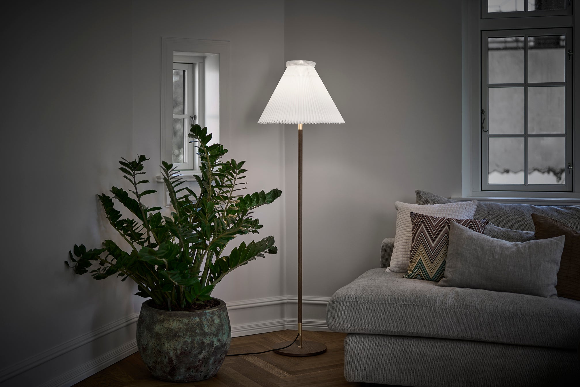 Stojaca lampa MODEL 328 LK 80 biela s tmavým dubovým podstavcom