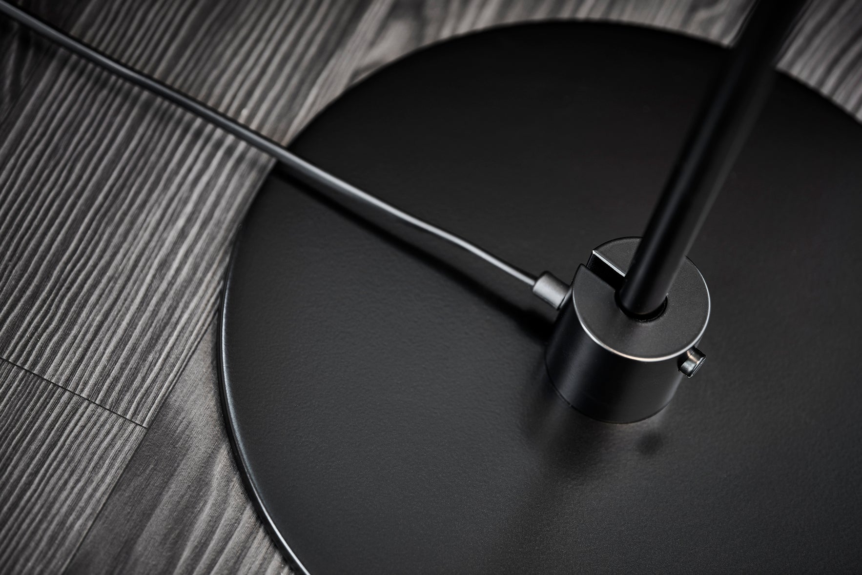 Stojaca lampa MODEL 368 biela s čiernym podstavcom