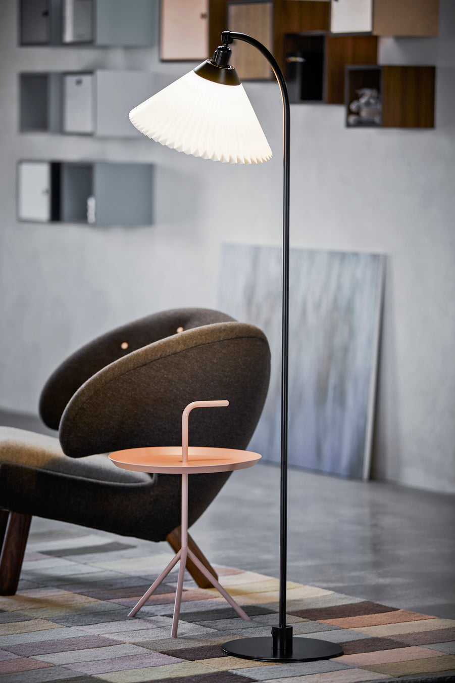 Stojaca lampa MODEL 368 biela s čiernym podstavcom