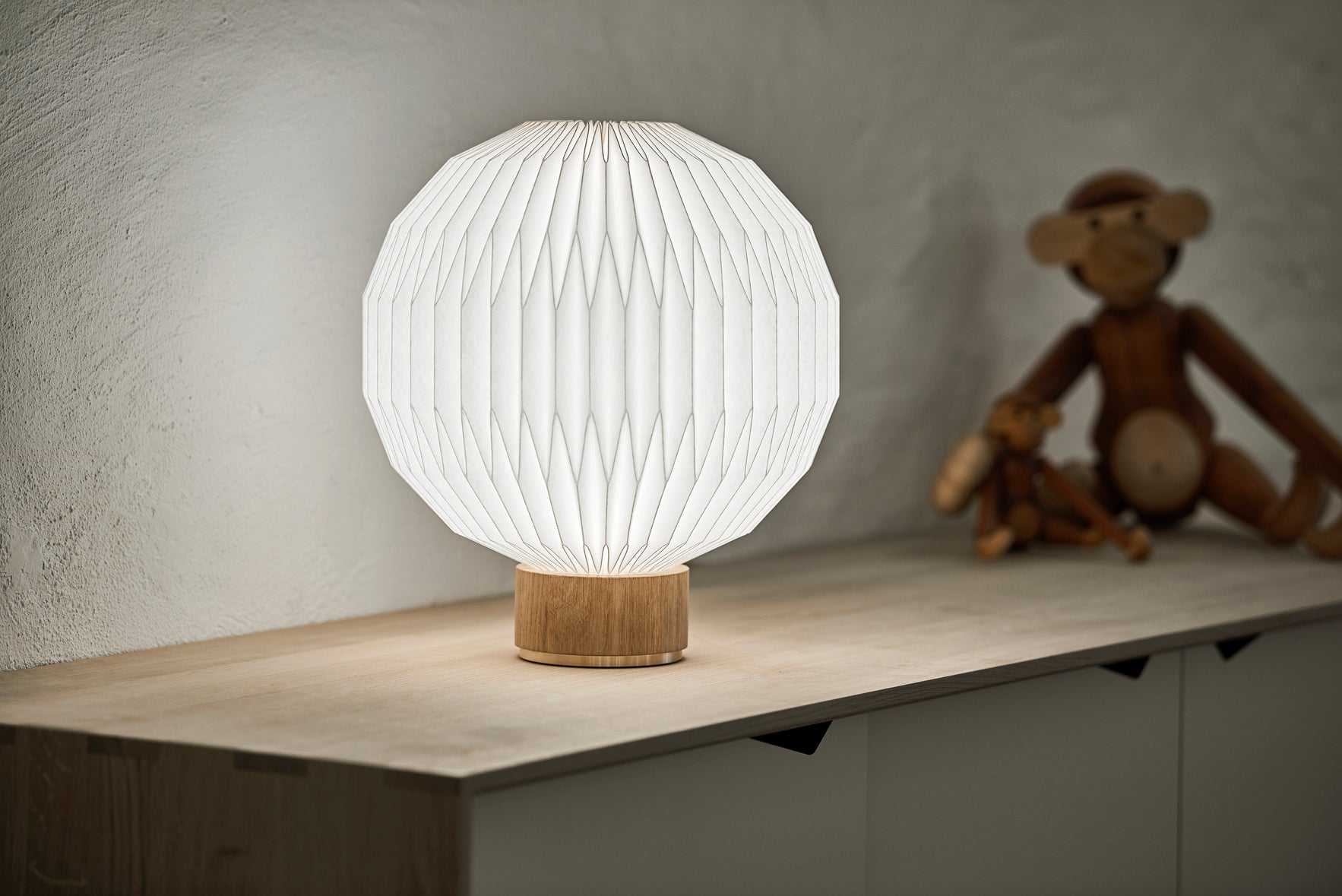 Stolná lampa MODEL 375 biela s jasným dubovým podstavcom