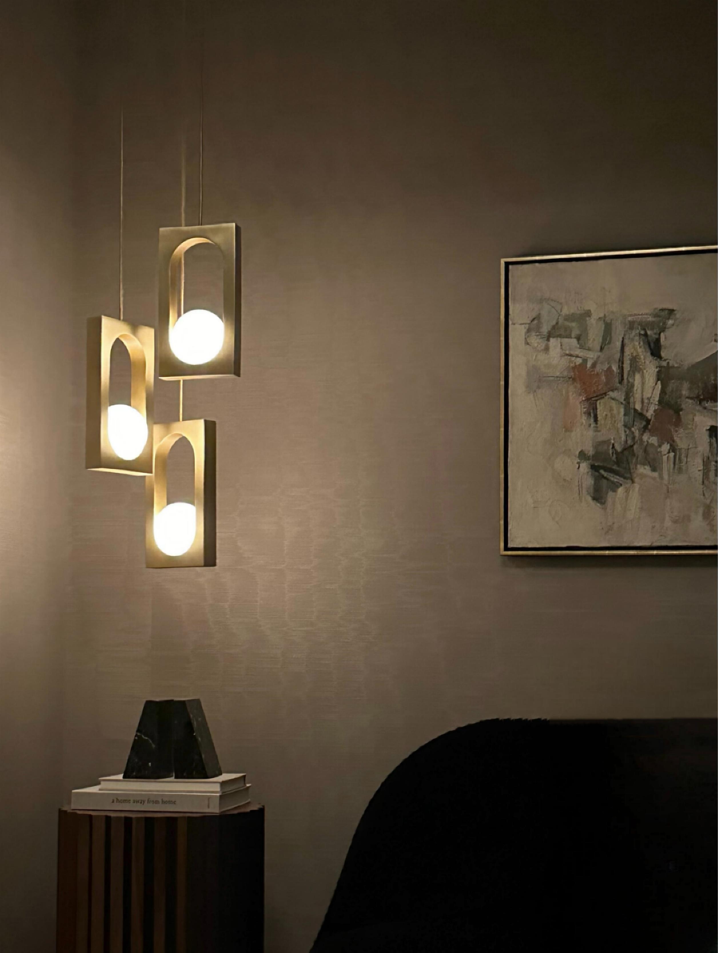Lampa visiacá MYTHOS s opálovým tienidlom a mosadzou