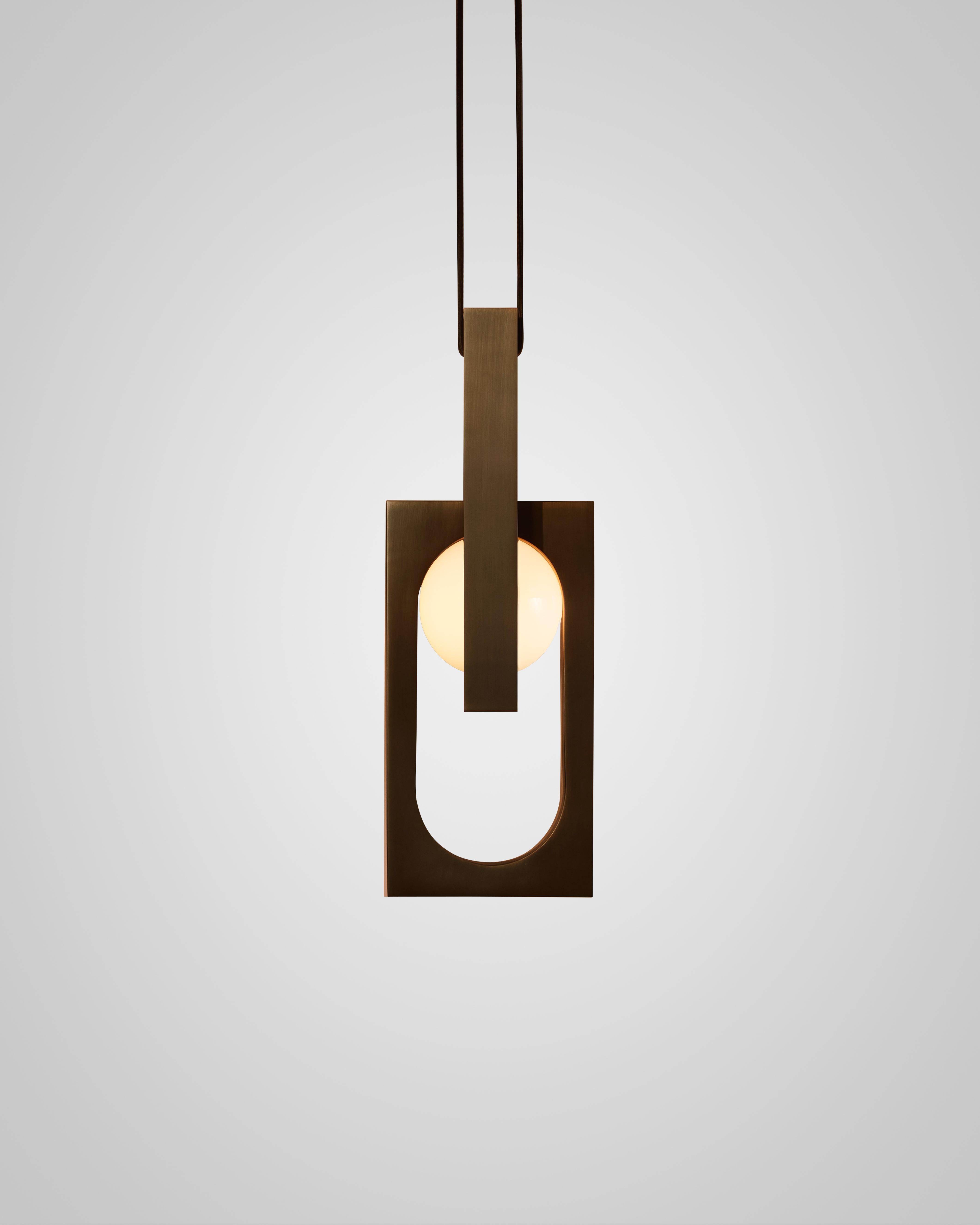 Lampa visící MYTHOS DUO s opálovým tienidlem a čierneným mosadzom
