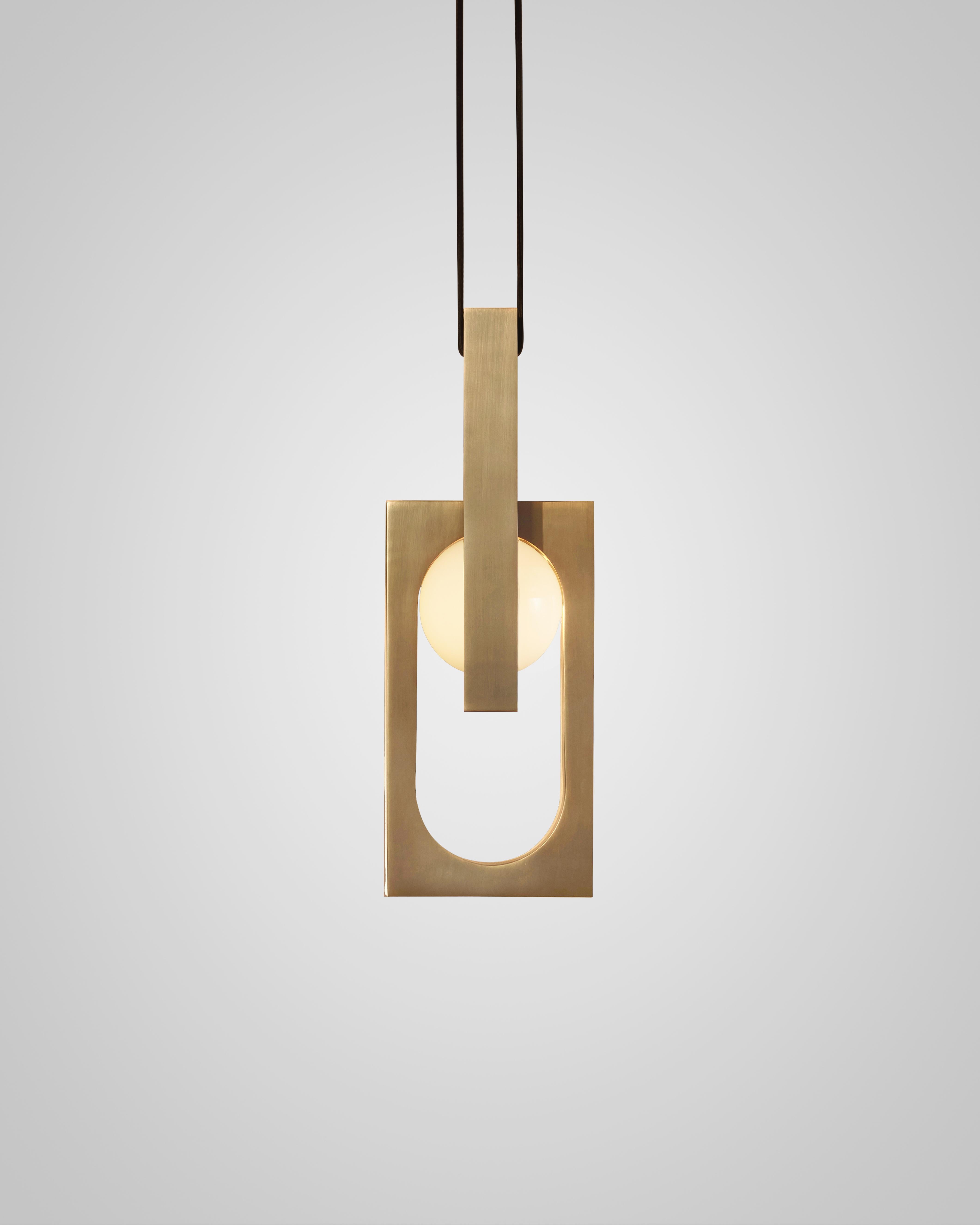 Lampa visiacá MYTHOS DUO s opálovým tienidlom a mosadzou
