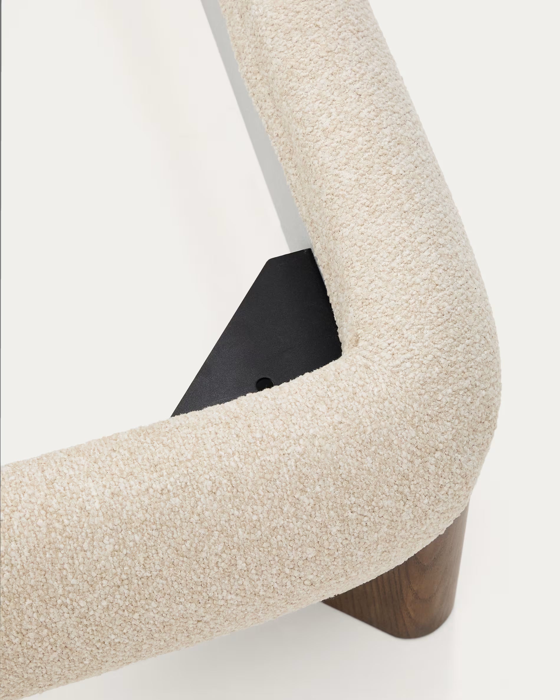 Posteľ ODINA ecru s tmavohnedým jaseňovým podstavcom