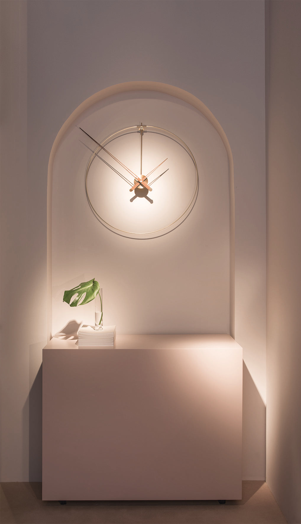 Nástenné hodiny NEW ANDA orechové drevo s mosadzným detailom