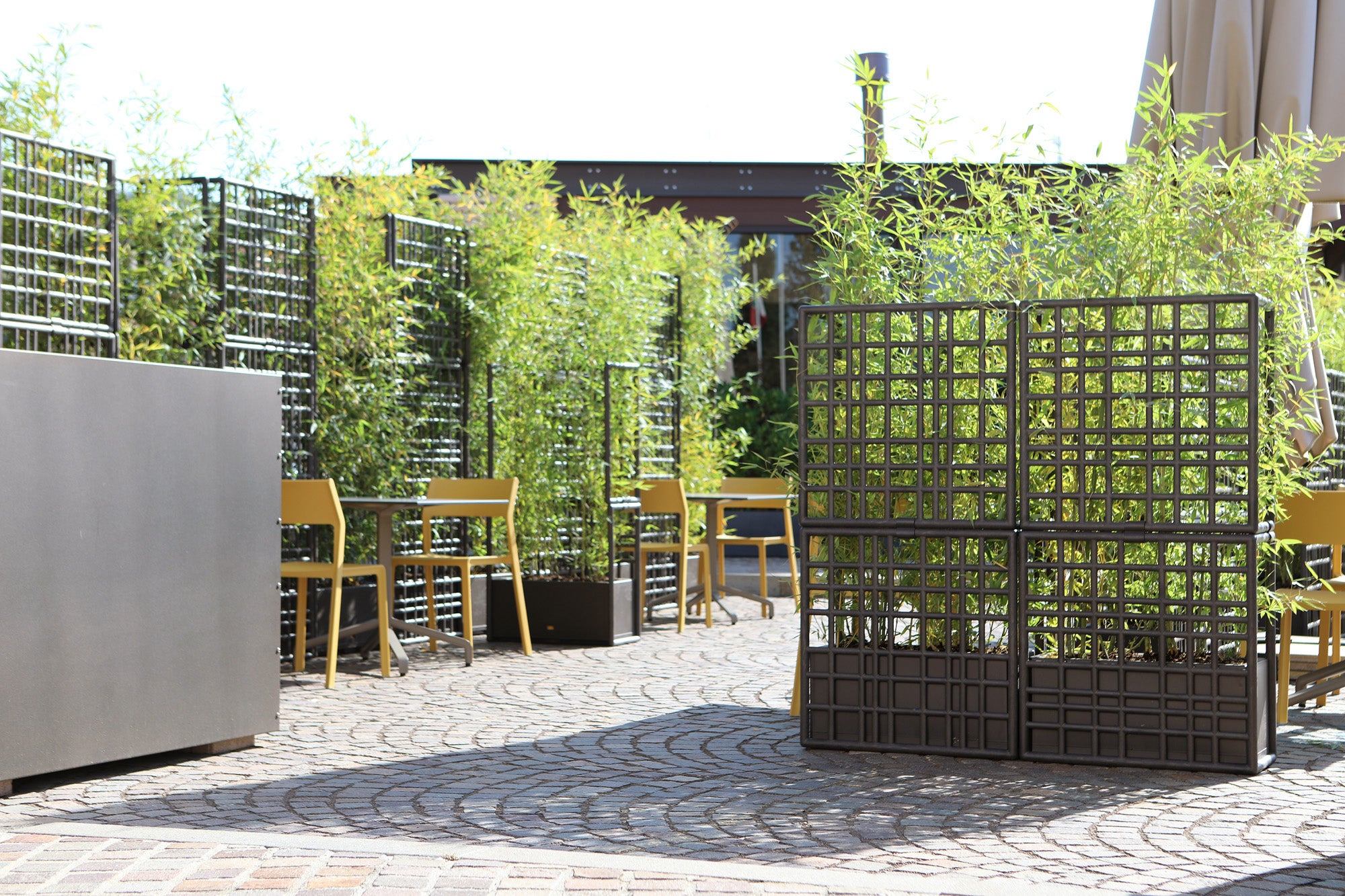 Modular outdoor system with SIPARIO planter in graphite
