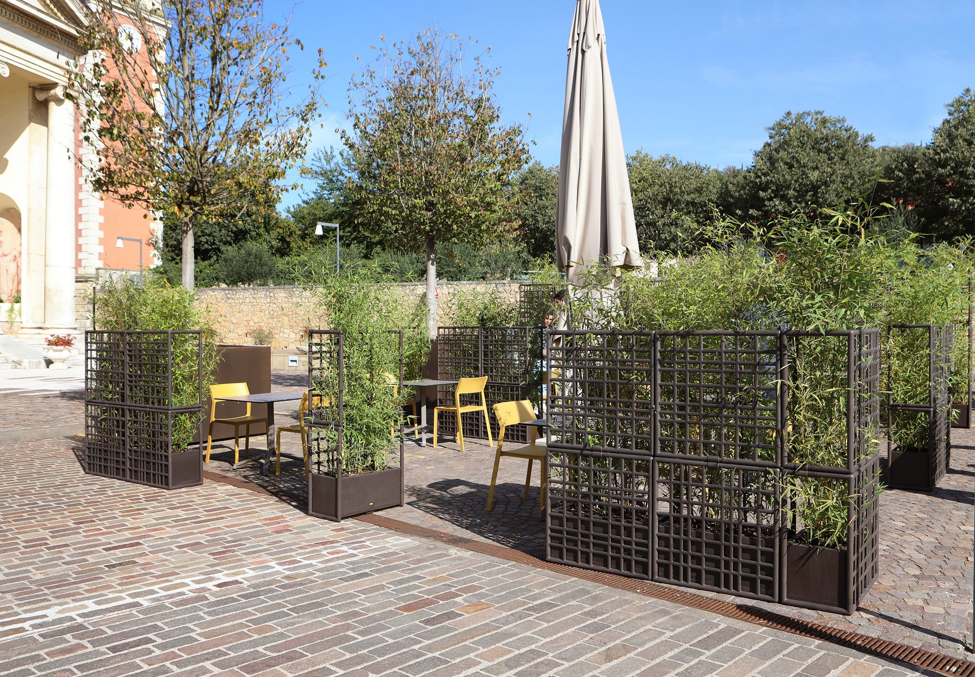 Modular outdoor system with SIPARIO planter in graphite
