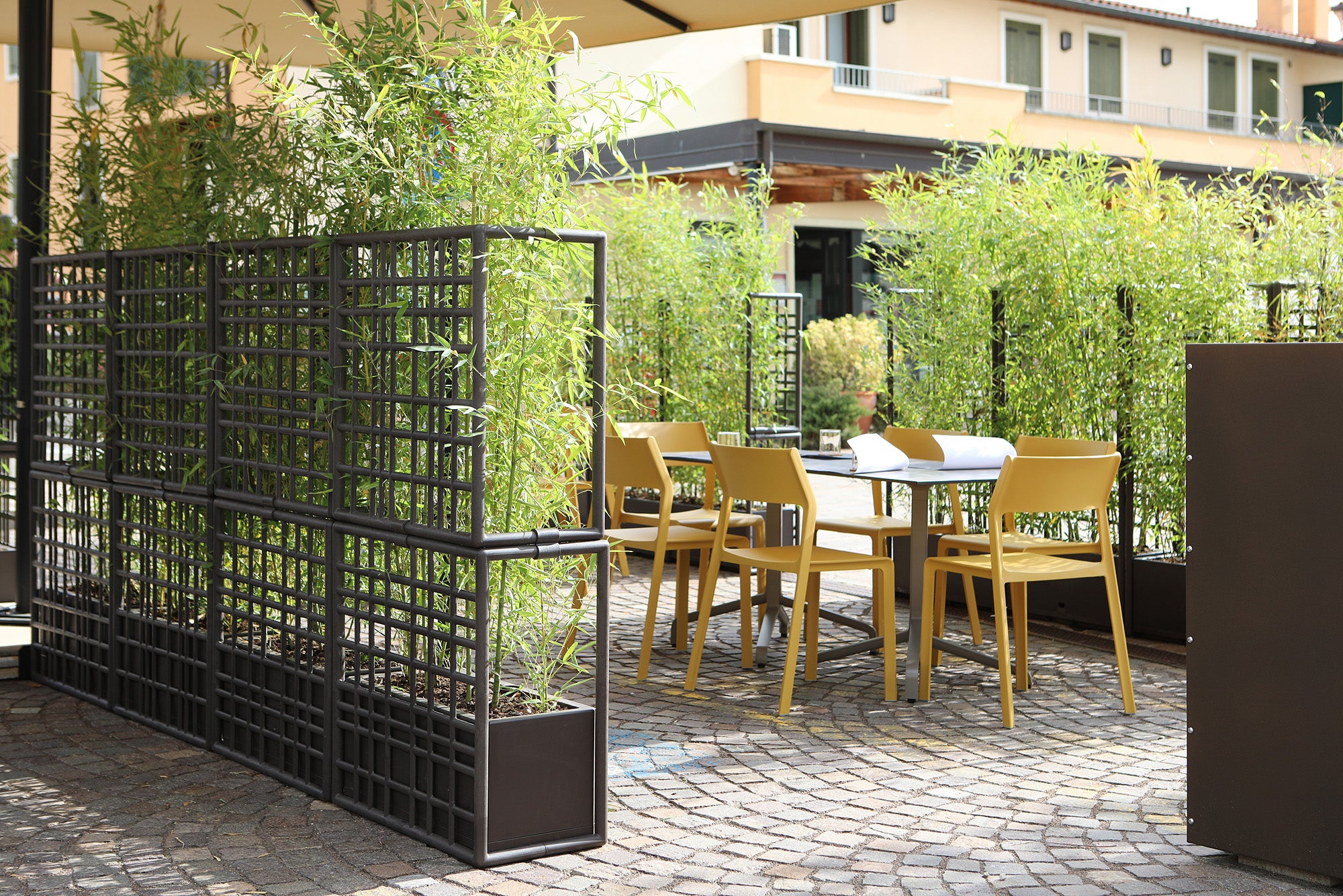 Modular outdoor system with SIPARIO planter in graphite