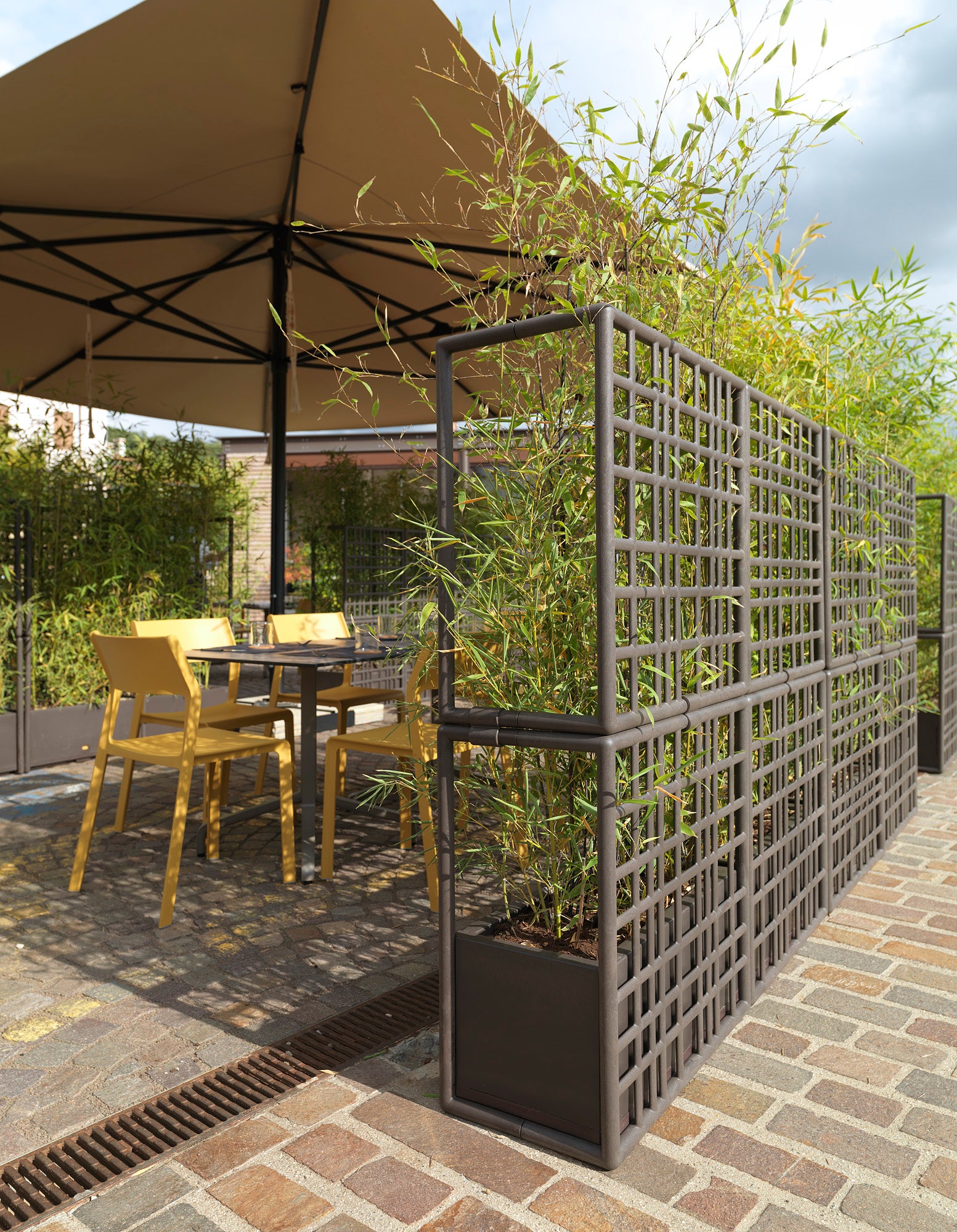 Modular outdoor system with SIPARIO planter in graphite