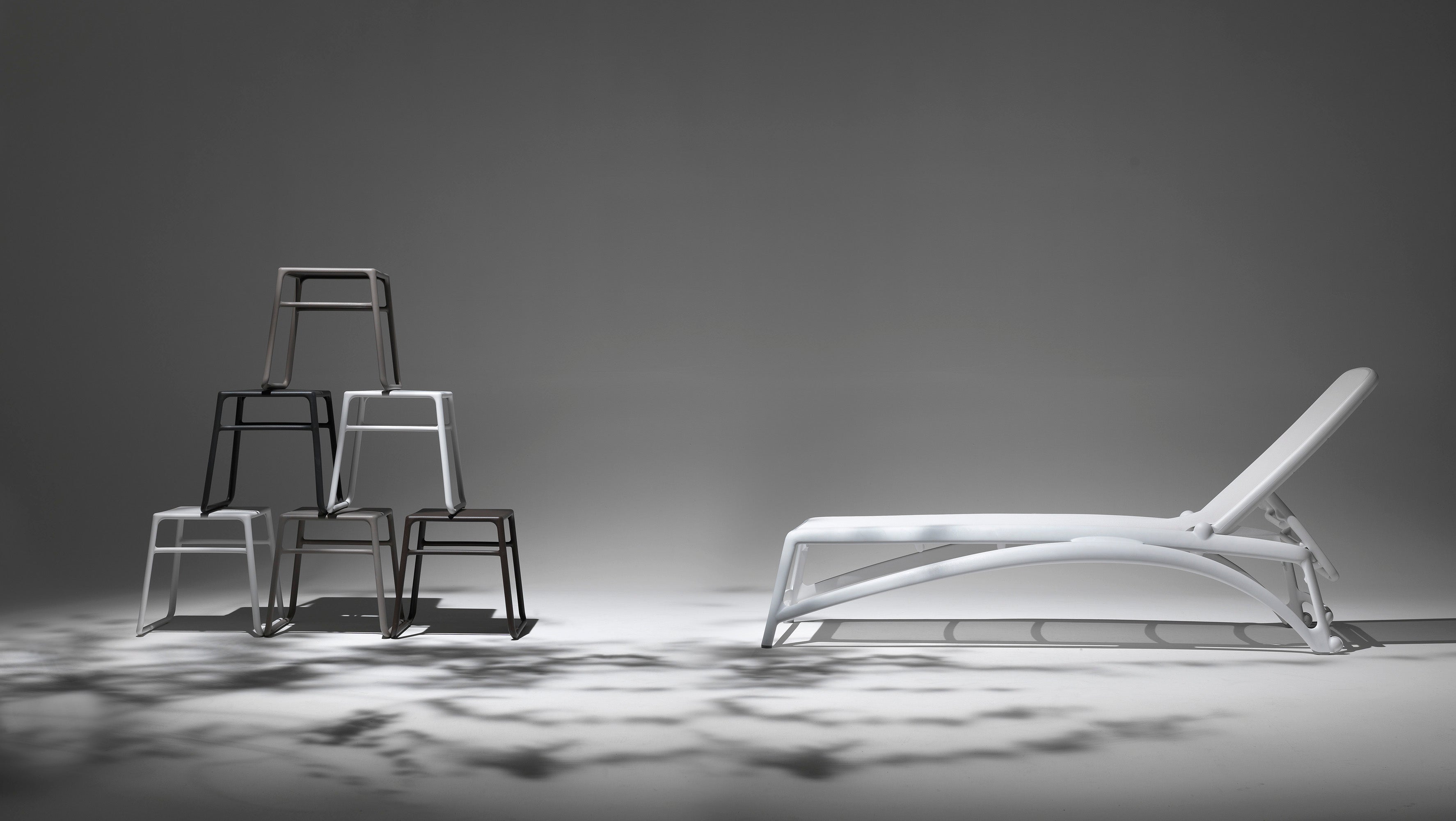 Biely vonkajší bočný stolík POP