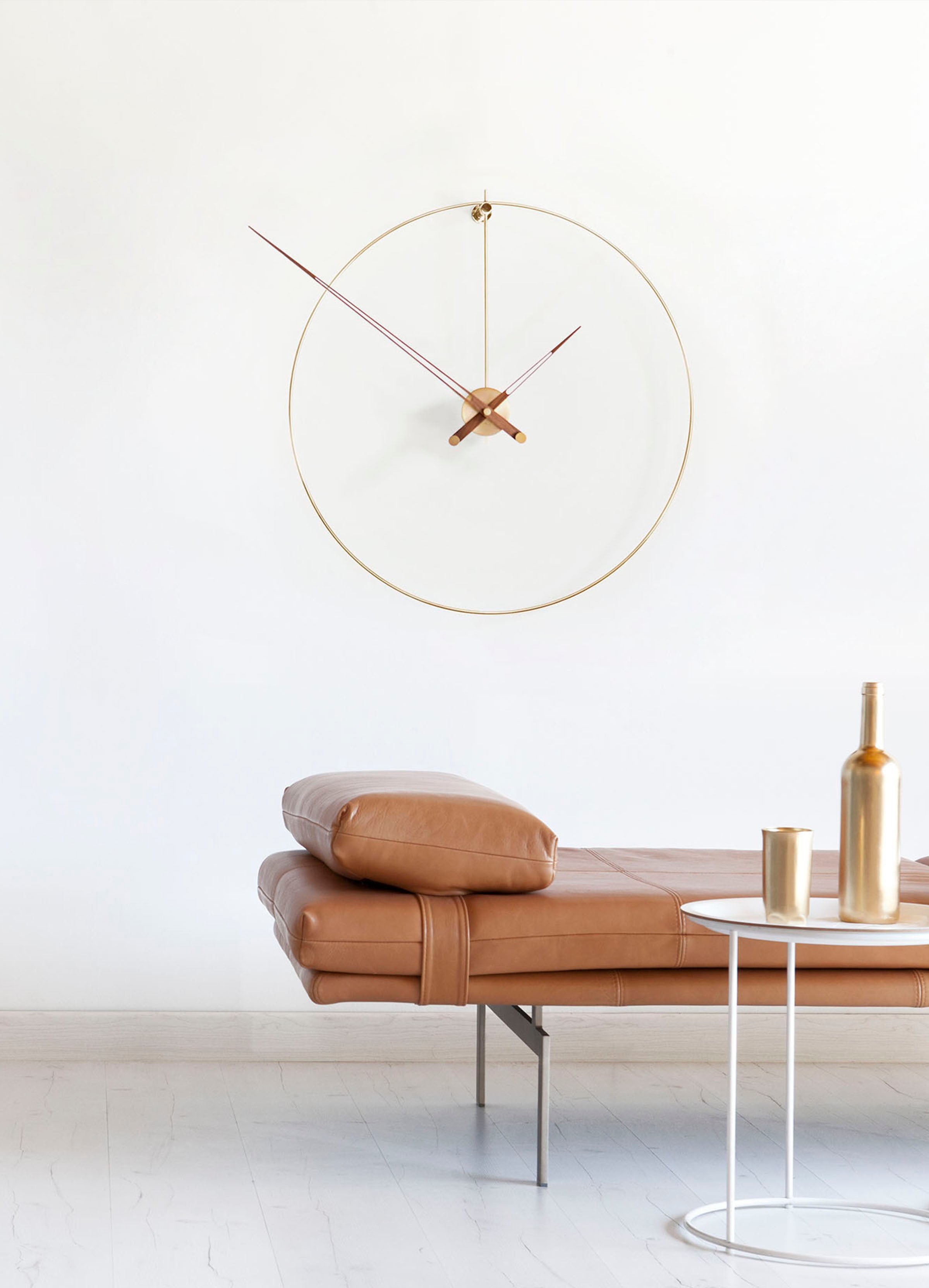 Nástenné hodiny NEW ANDA orechové drevo s mosadzným detailom