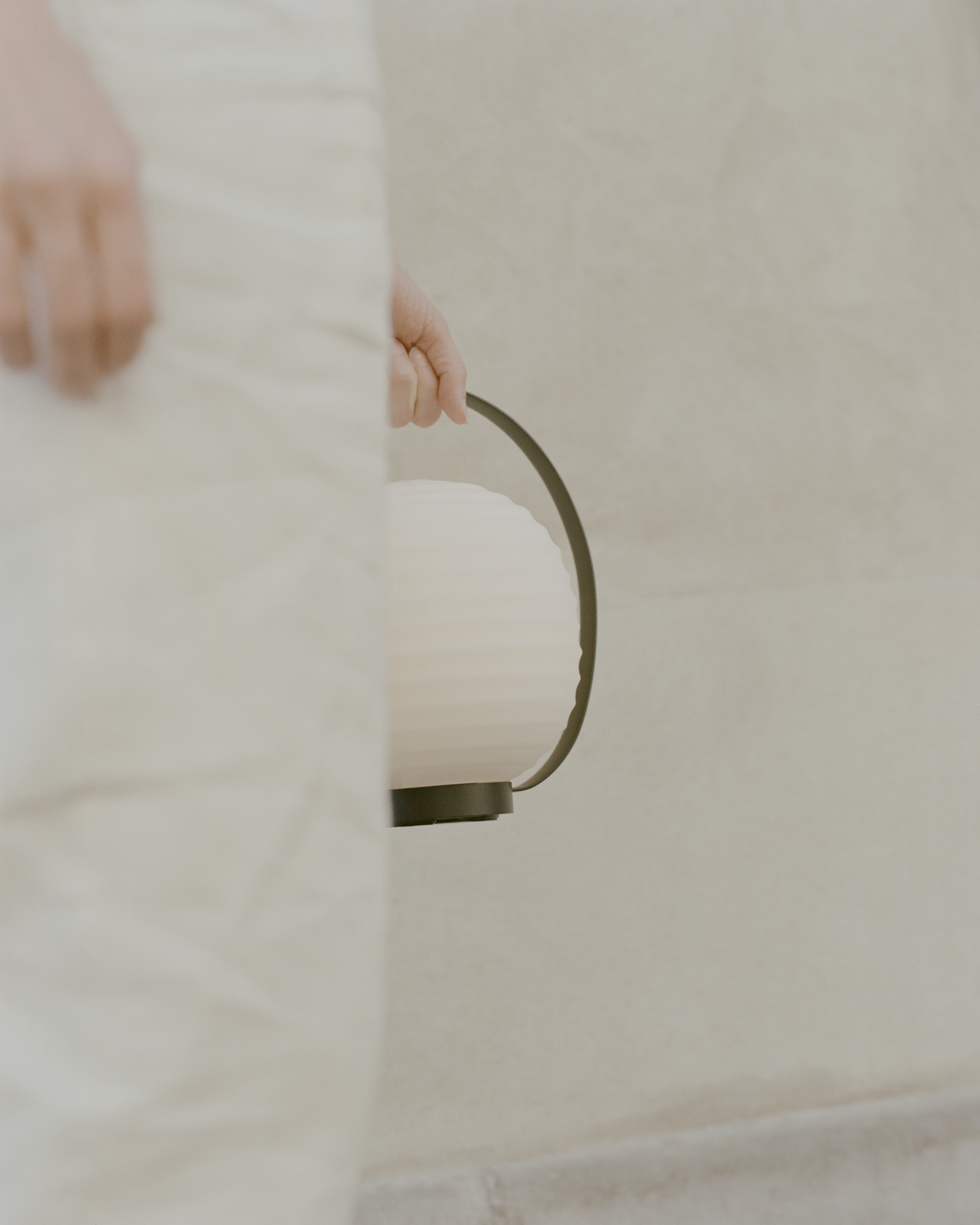 Lampa przenośna LANTERN biały z czarnym uchwytem