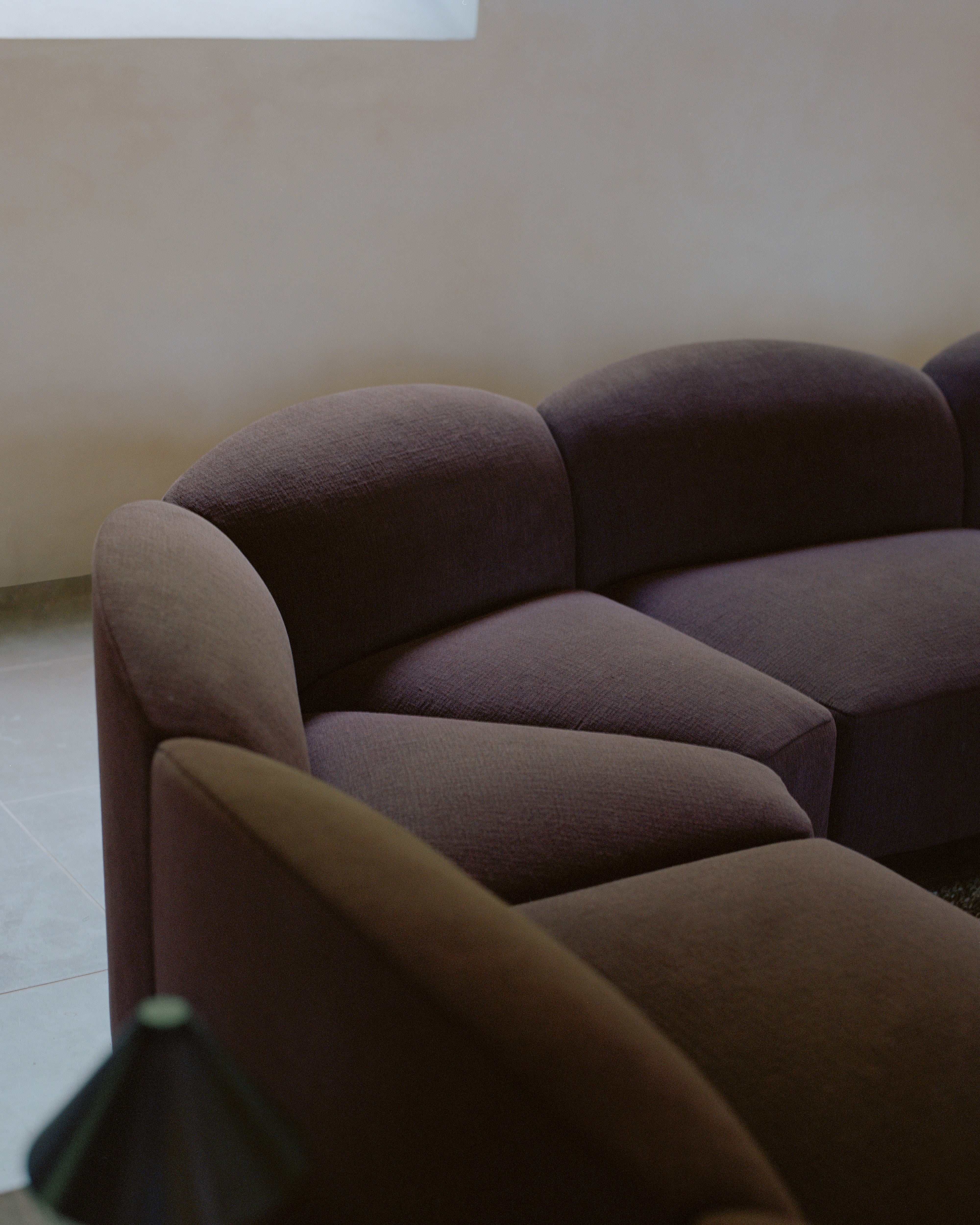 Modulárny polkruhový pravý rohový gauč SHORE prispôsobený