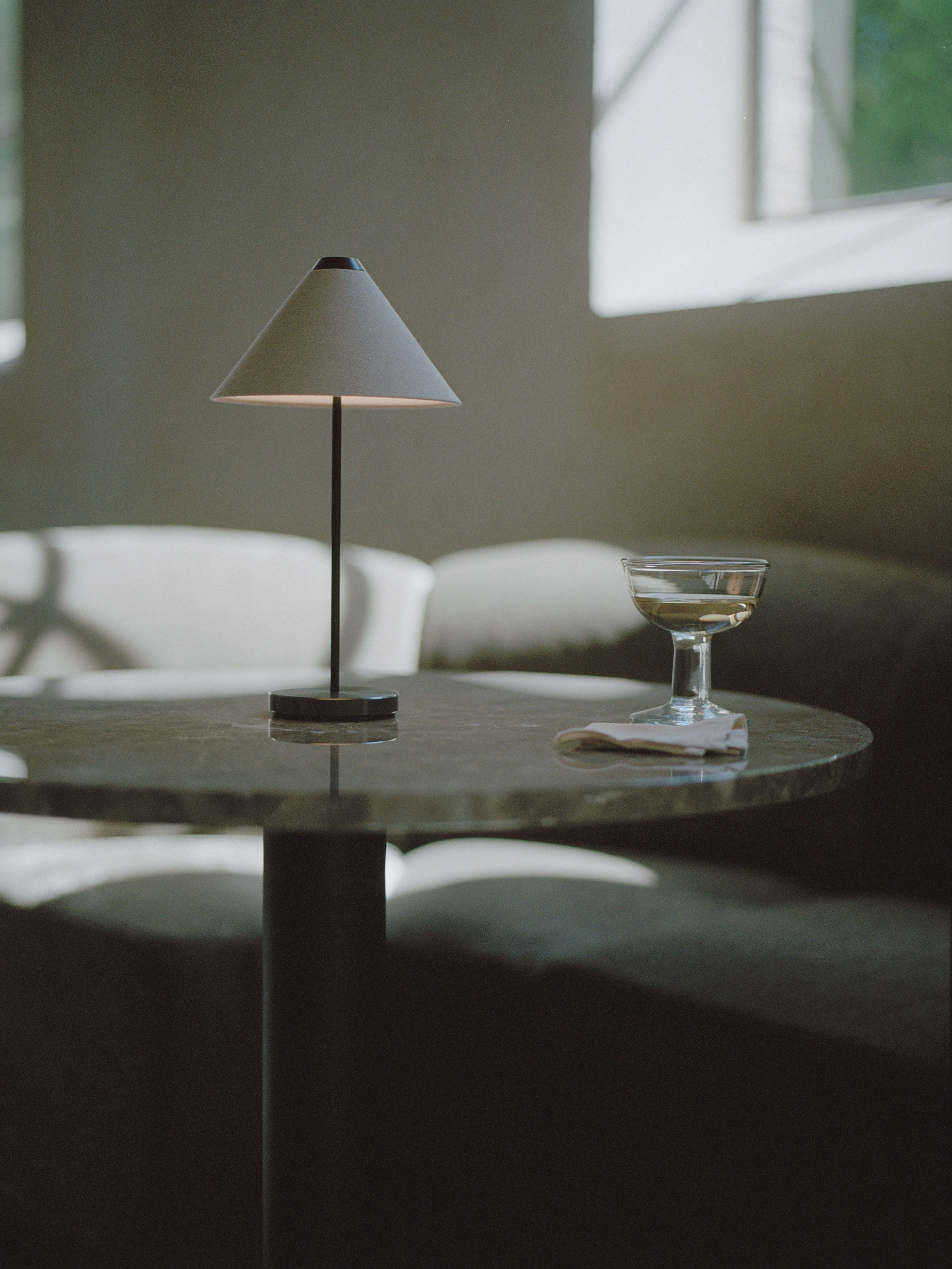 Kruhový barový stolík FLORENCE béžový mramor s čiernym podstavcom