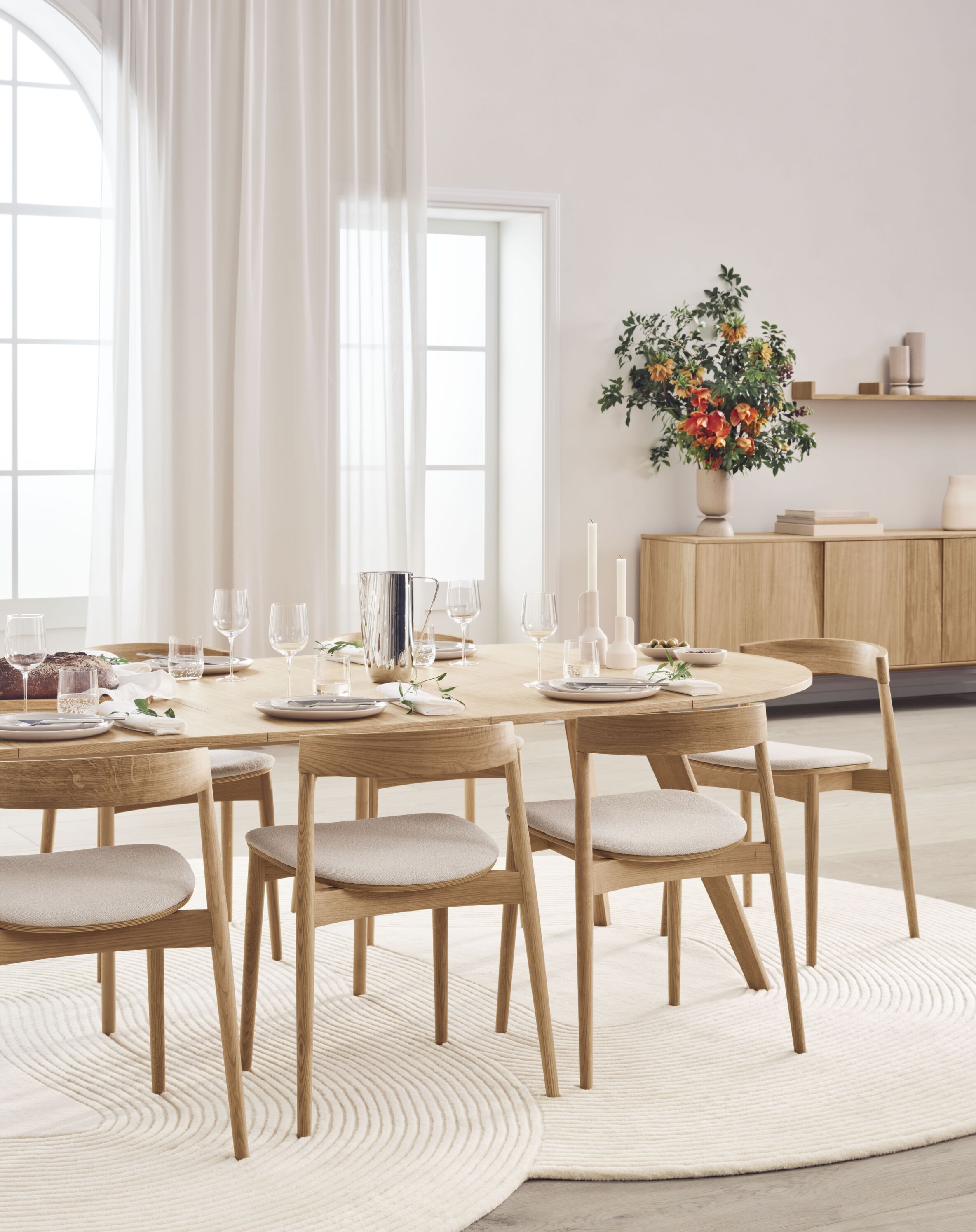 Kredenc SILENT dubové drevo s drevenou základňou