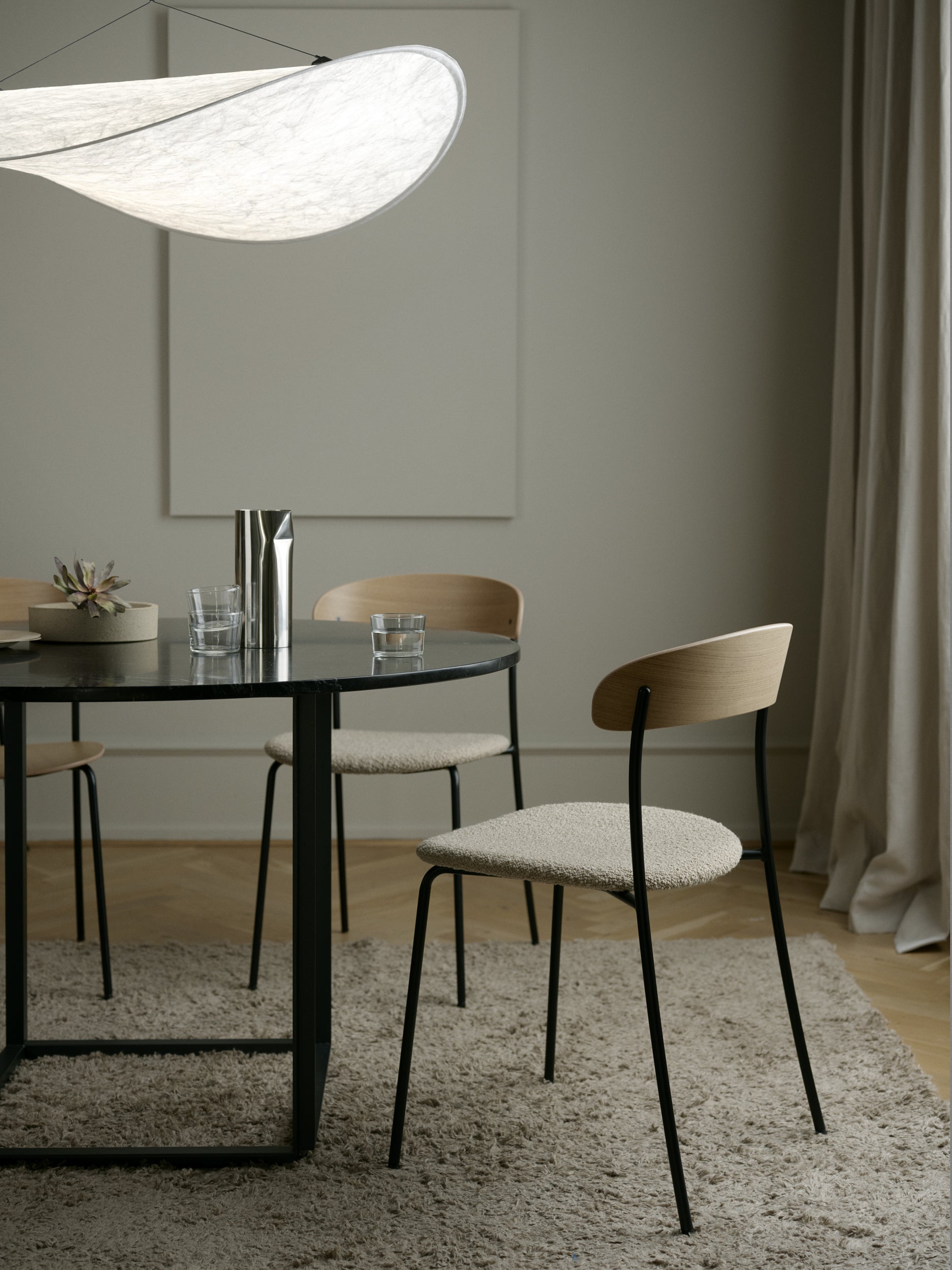 Florence round table black marble with a black base