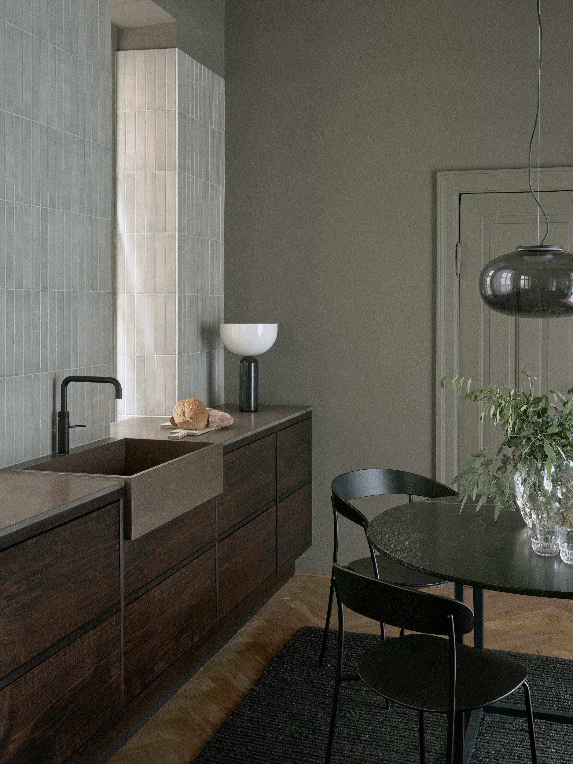 Florence round table black marble with a black base