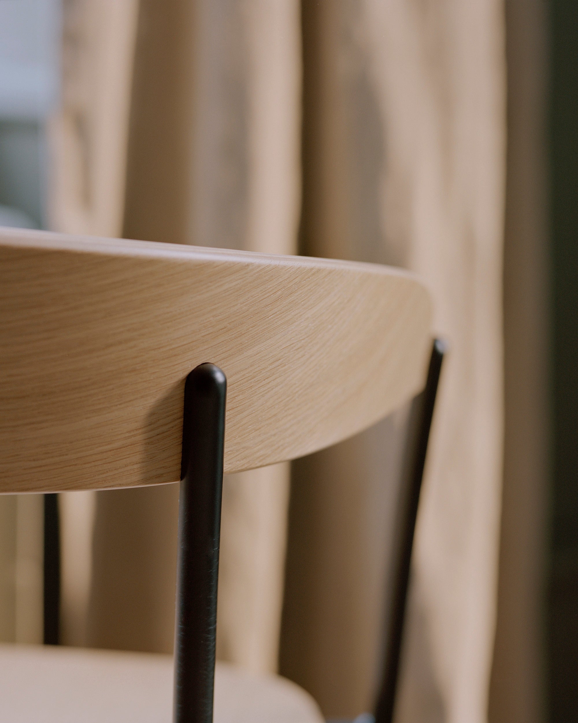 Kreslo s podrúčkami MISSING čalúnené s dubovou dyhou