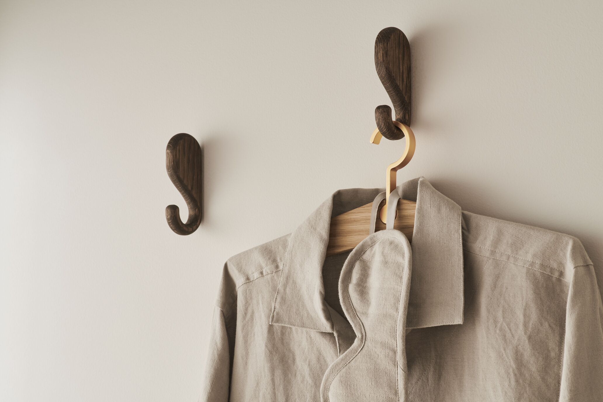 Nástenný hák NOB tmavé dubové drevo