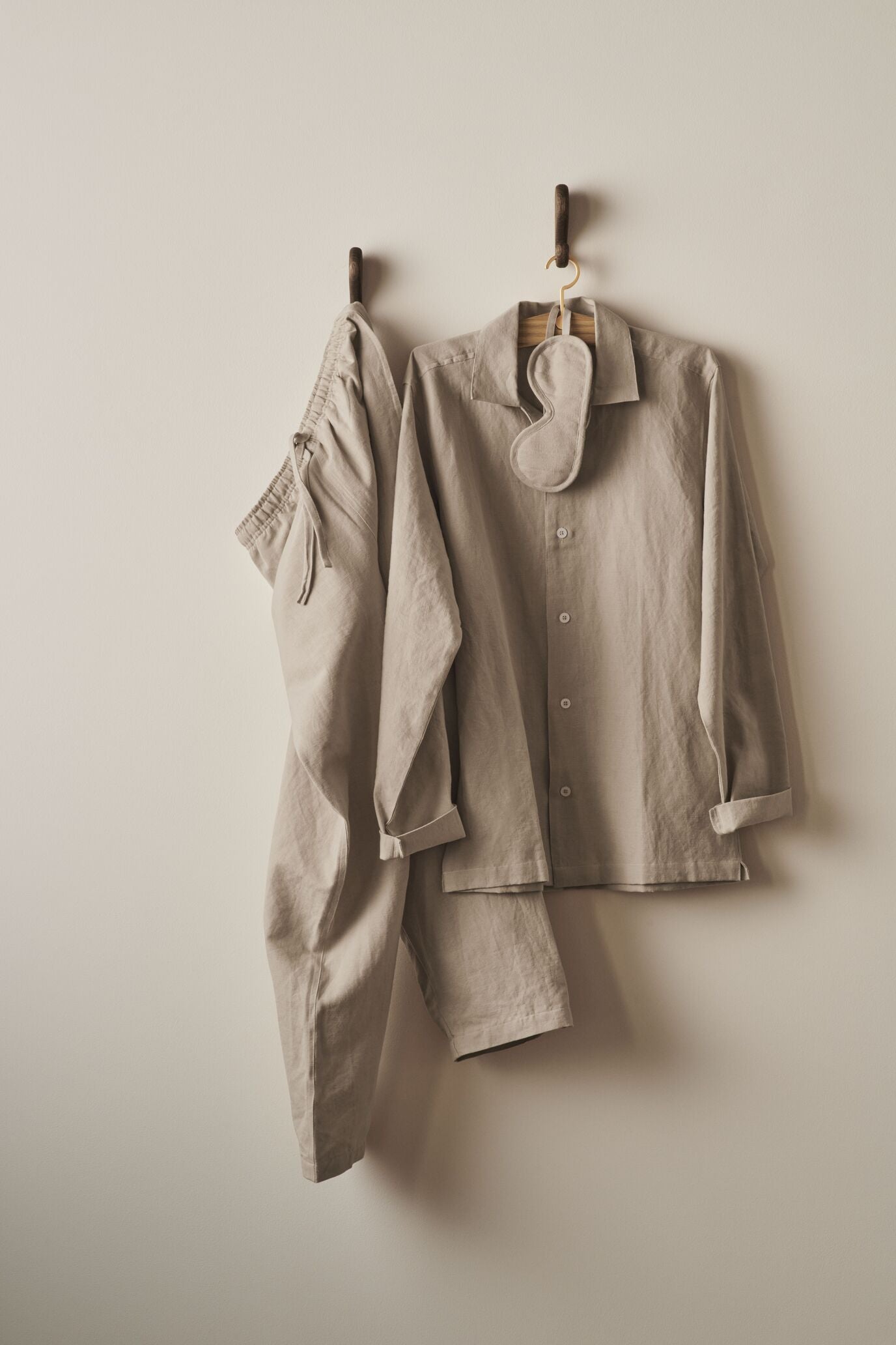 Nástenný hák NOB tmavé dubové drevo