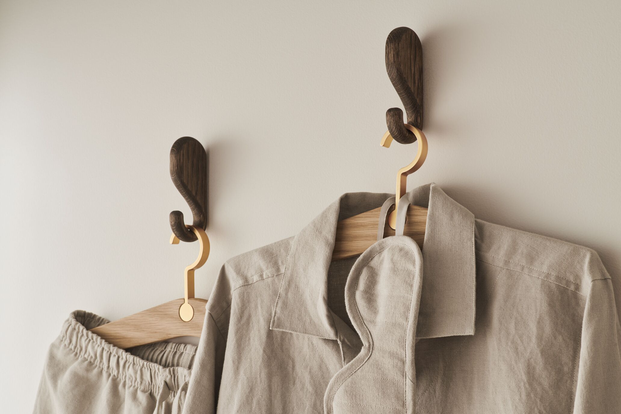 Nástenný hák NOB tmavé dubové drevo