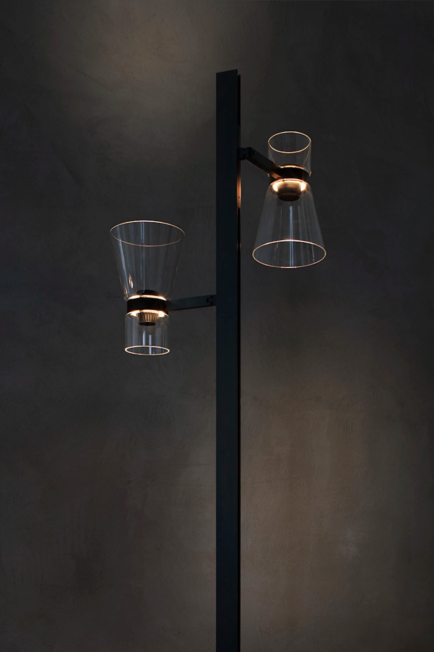 Dvojbodová podlahová lampa NOCTURNE F2 CONE strieborná