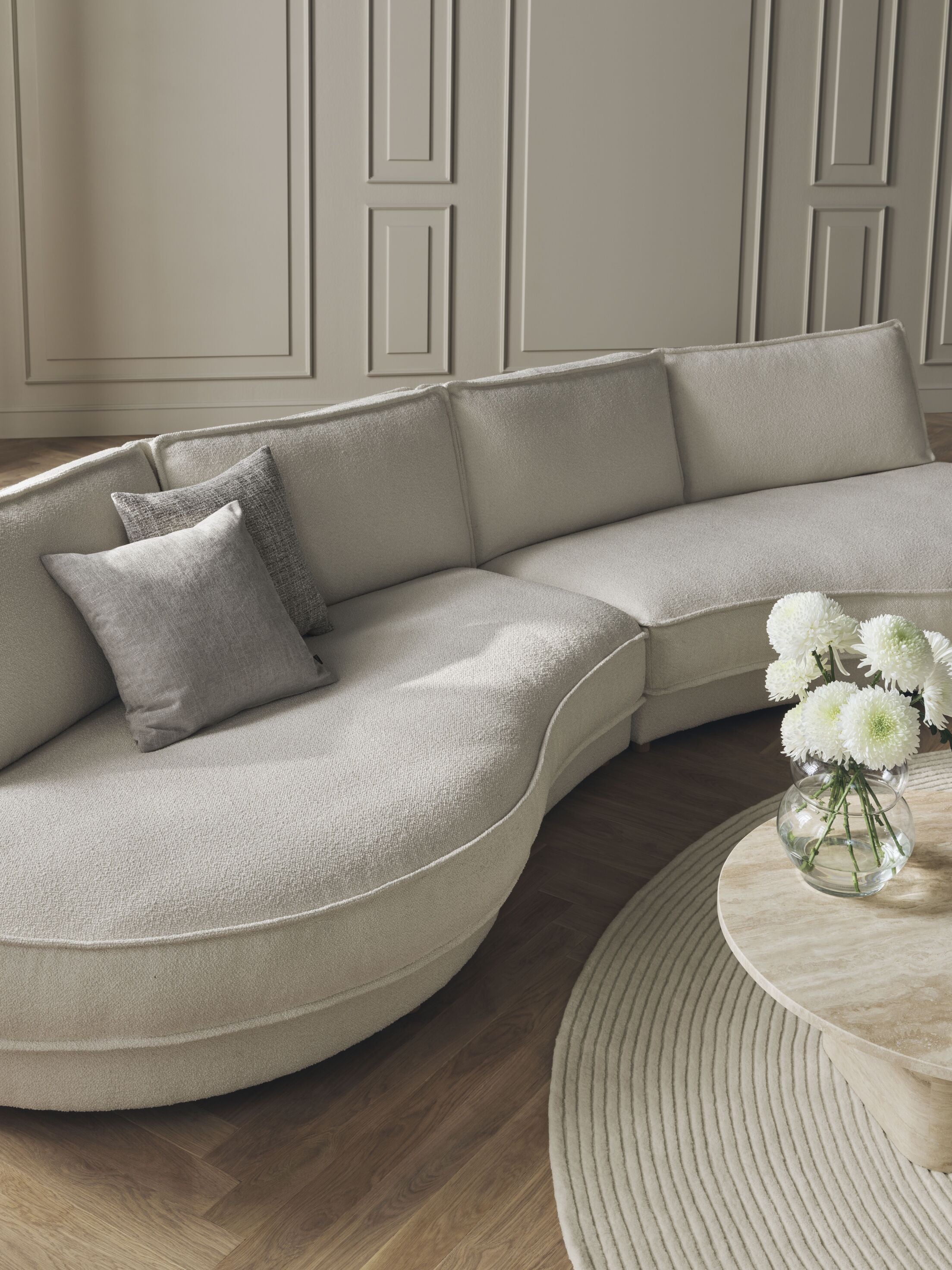 NOORA 3-module sofa with a rounded right side and a black base