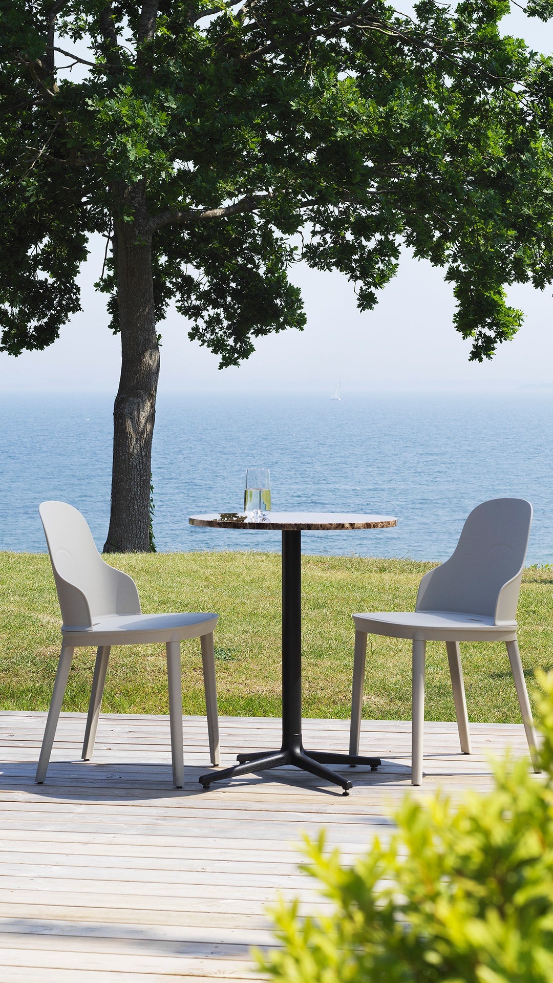 Okrúhly kávový stôl ALLEZ so železnou doskou a čiernym podstavcom