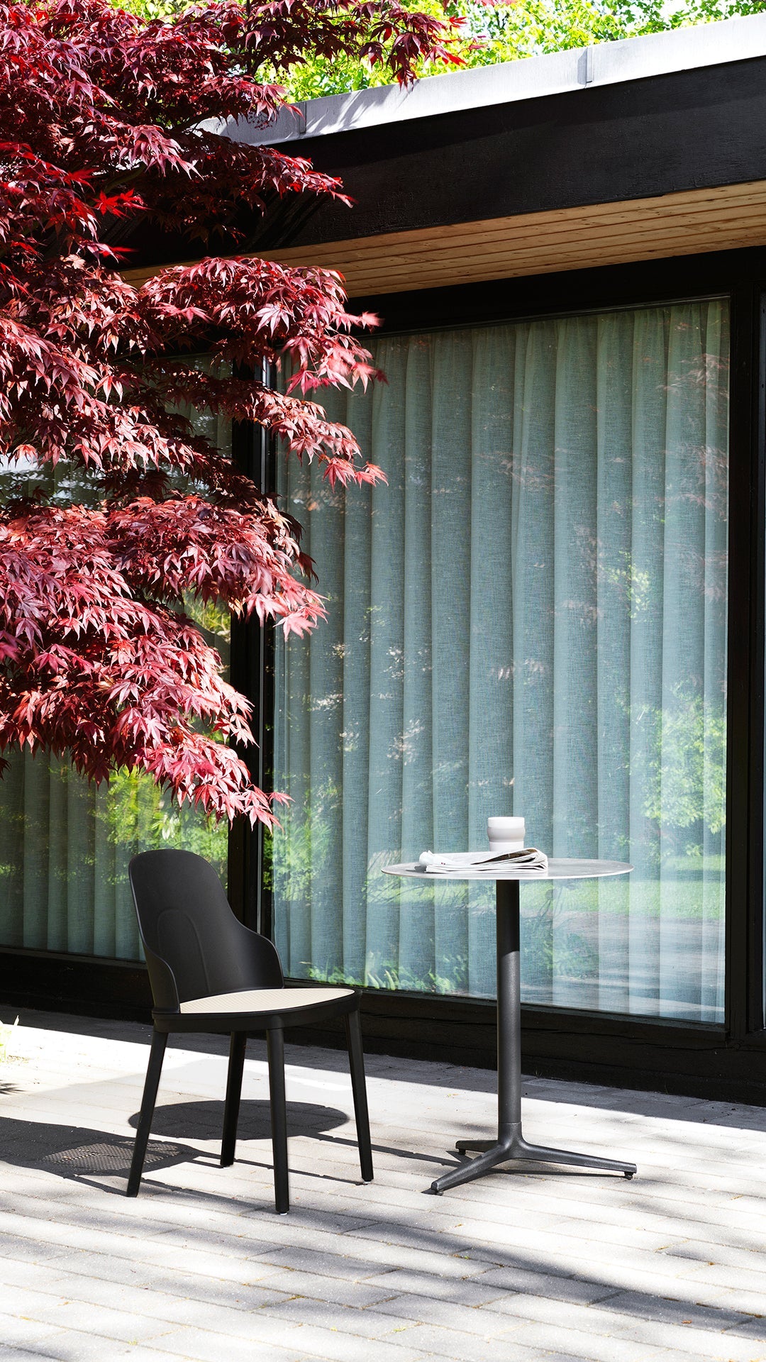 Kavárenský stôl okrúhly ALLEZ s drevenou doskou a čiernou základňou