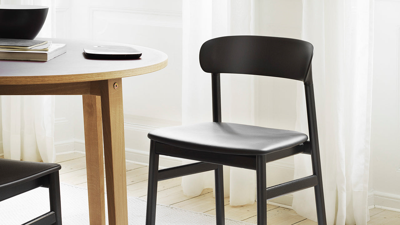 Herit black chair with a natural oak base